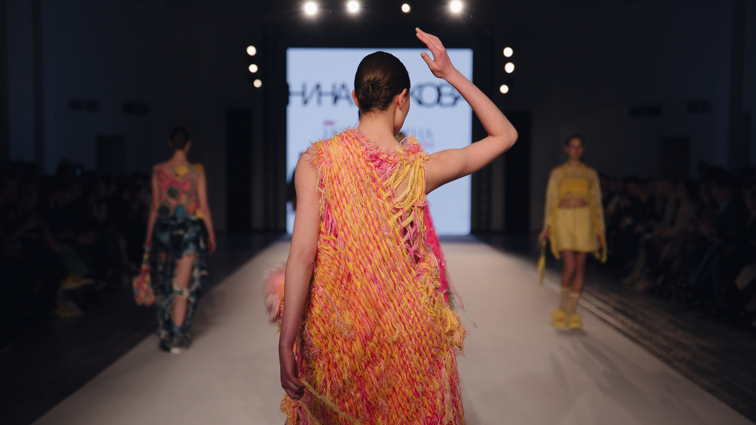 Бекстейдж показа «Новые Имена» собака.ru|ДЛТ. Портретный и репортажный фотограф в Санкт-Петербурге