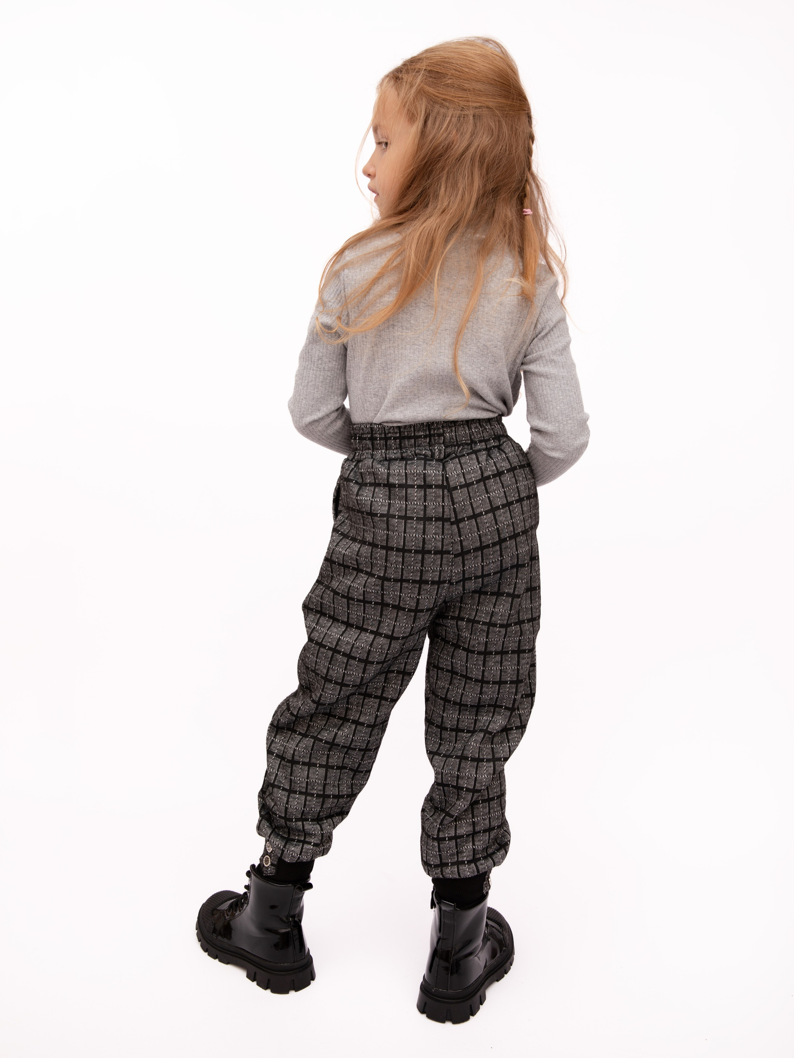 Детские брюки. Фотостудия предметной и модельной съёмки для маркетплейсов