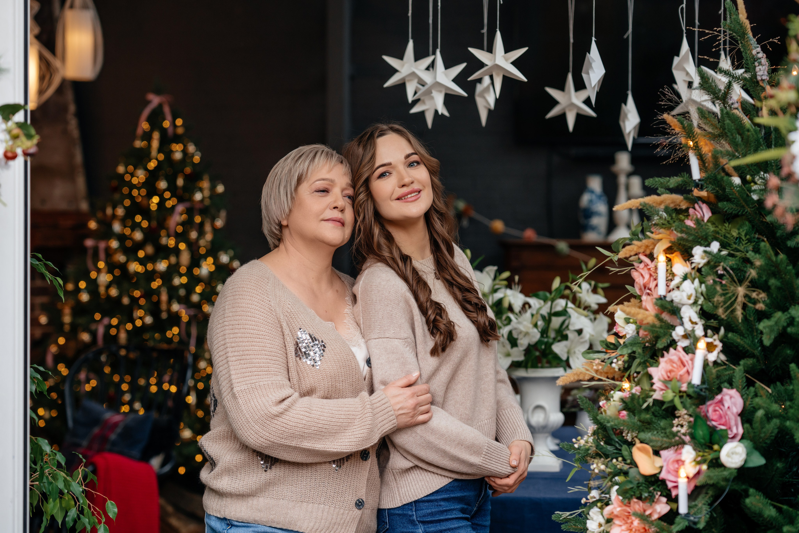 Зимняя съемка мамы и взрослой дочери. Дом Власенко. Свадебный и семейный фотограф Надежда Соловьева