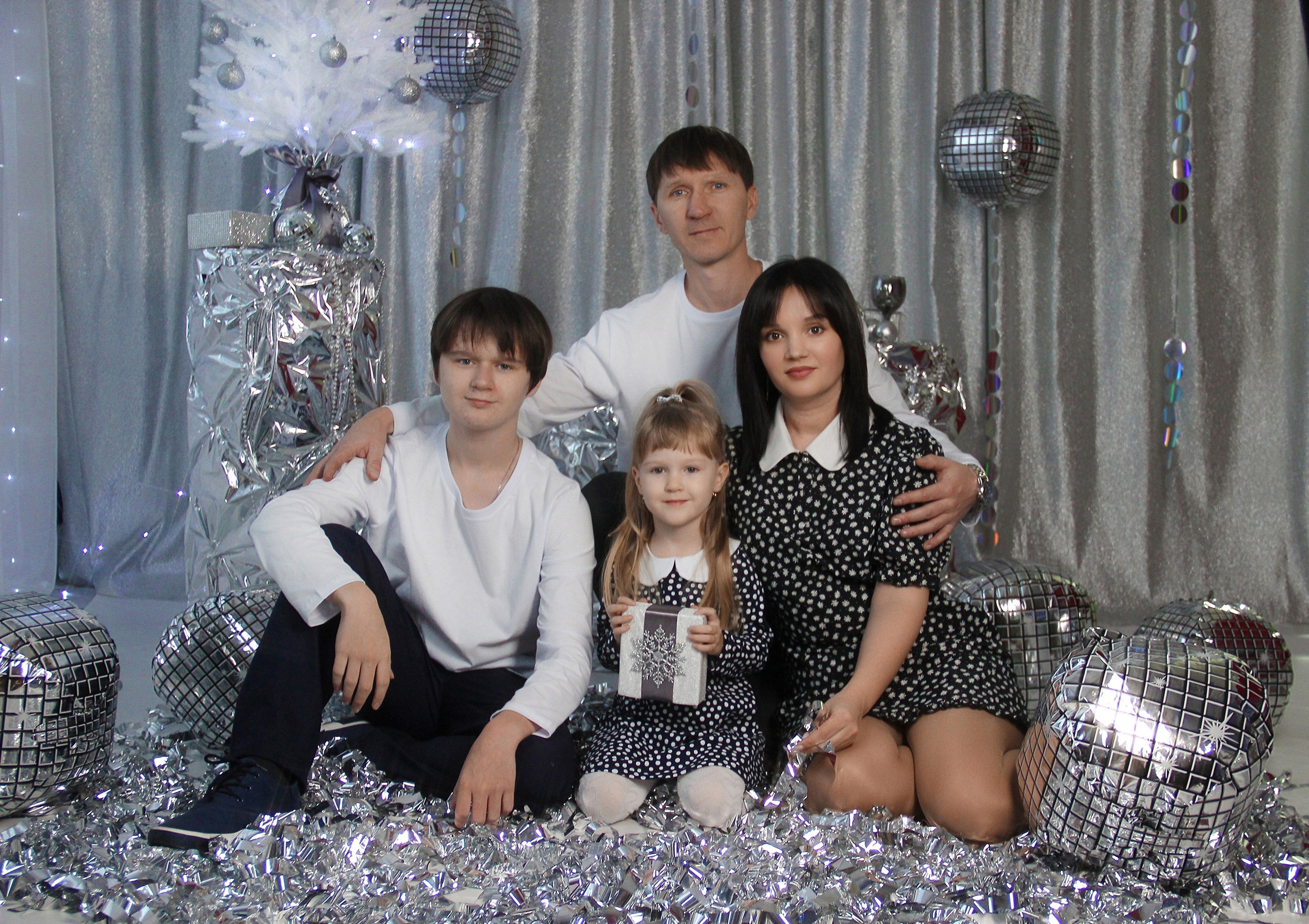 Семейные фотосессии студийные; новогодние, тематические, домашние и тд. Выпускные альбомы для школ и Детских садов в Барнауле /Выпускные/Свадебные/Детские/Семейные и др. виды съёмок /Фотограф Вера Валейко