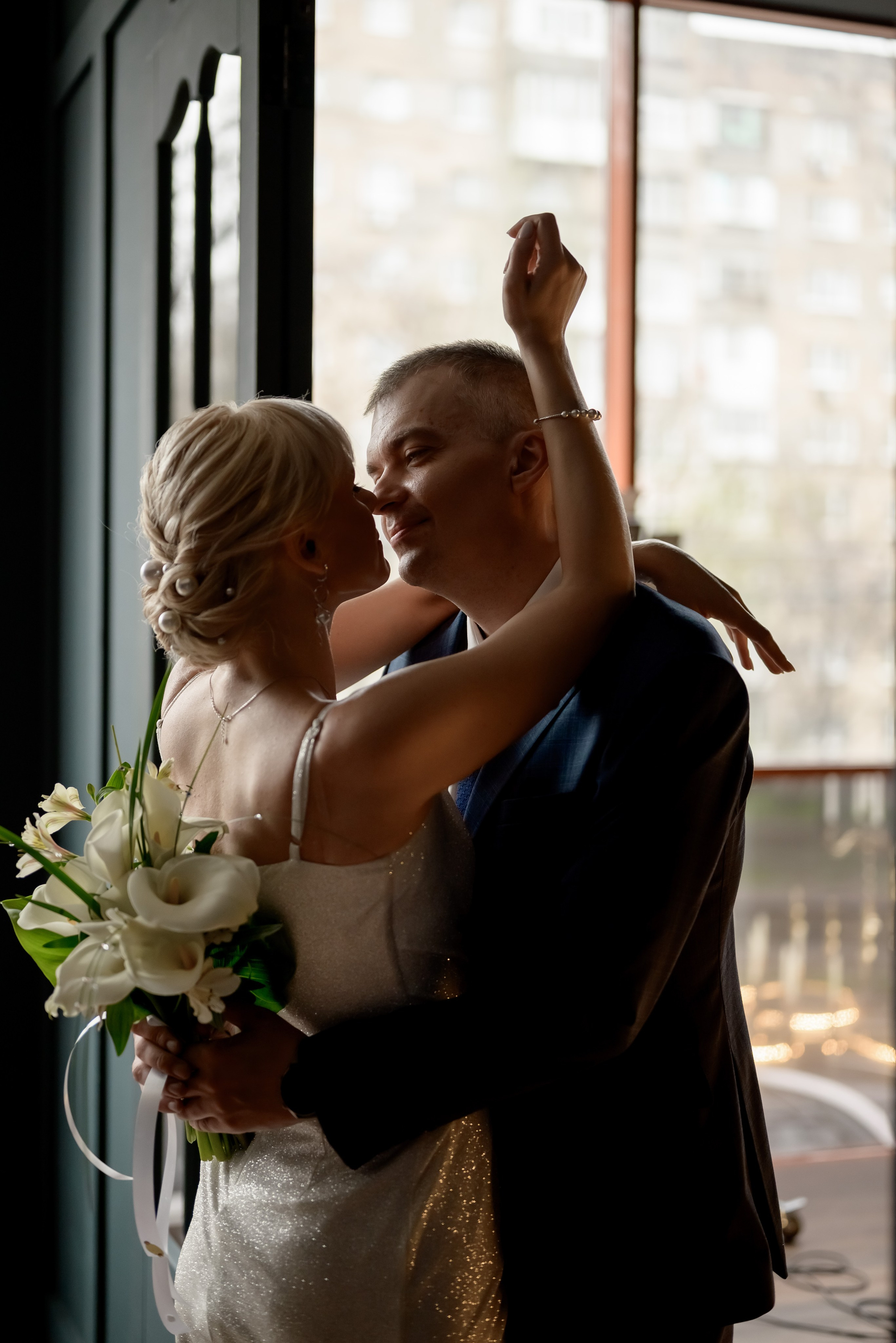 Свадебная фотосессия в синем зале. Юлия Басня семейный и свадебный фотограф в Донецке