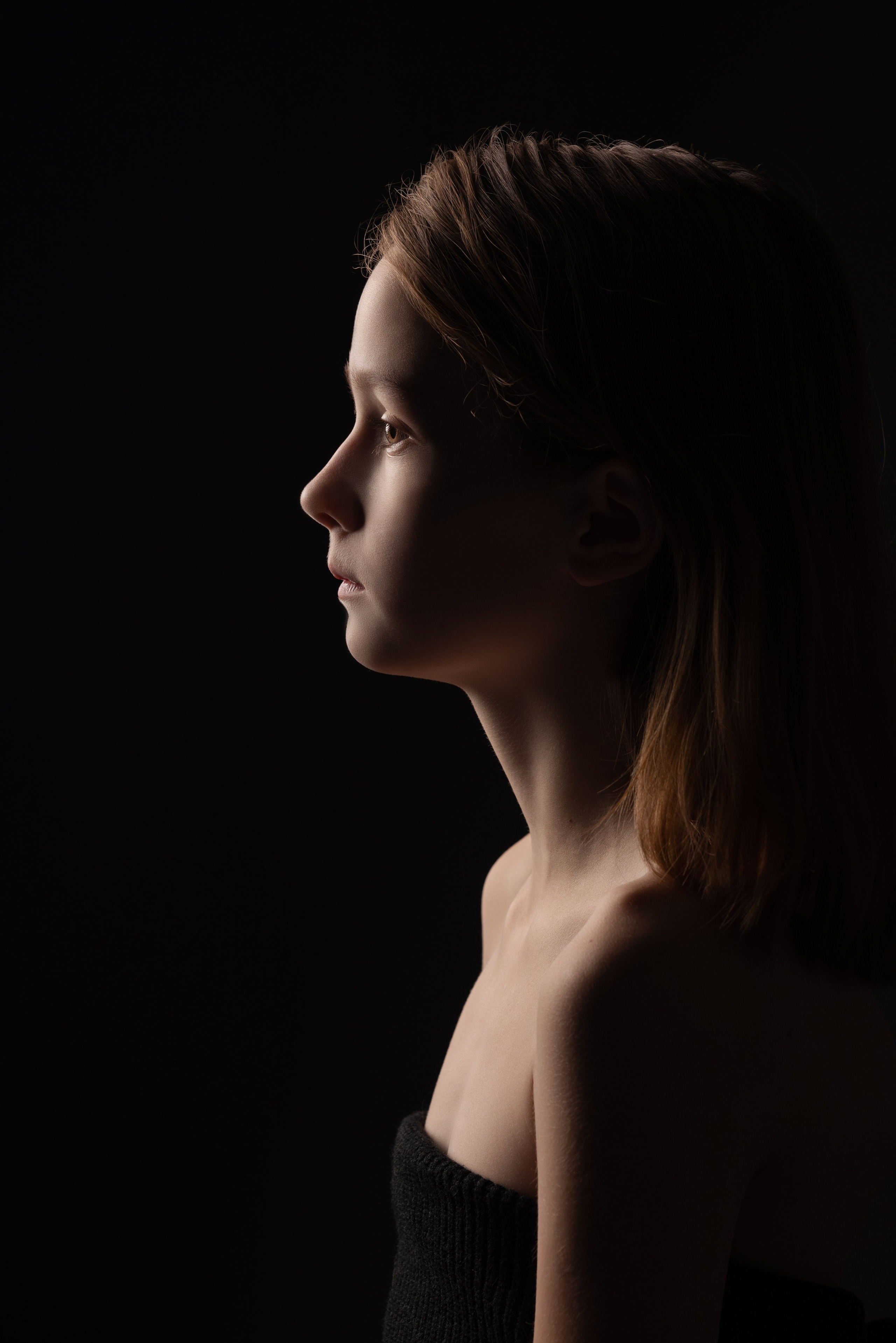 Детский портрет  в студии с чёрным фоном