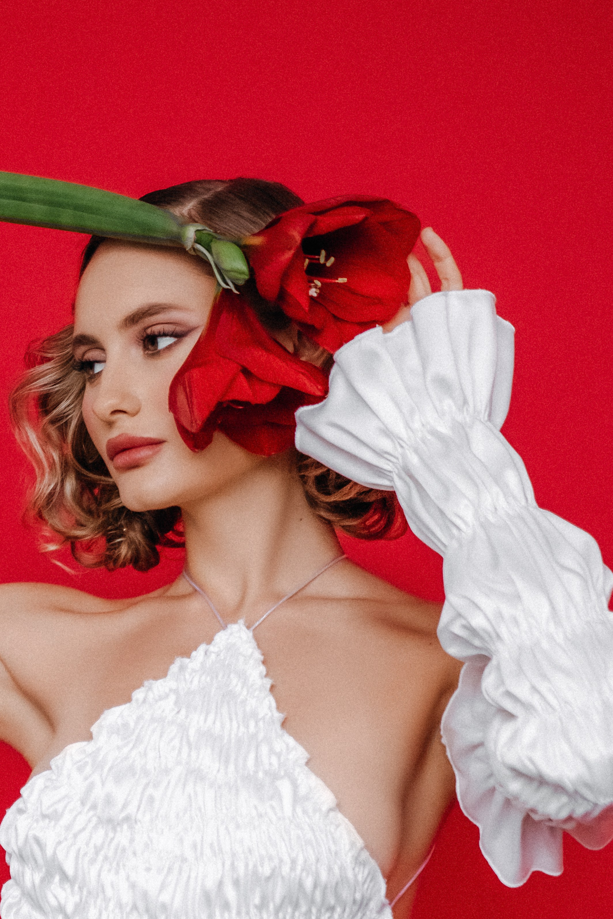 Ангелина. Фотосессия на красном фоне с цветами. Фотограф в Москве Ольга Сатони
