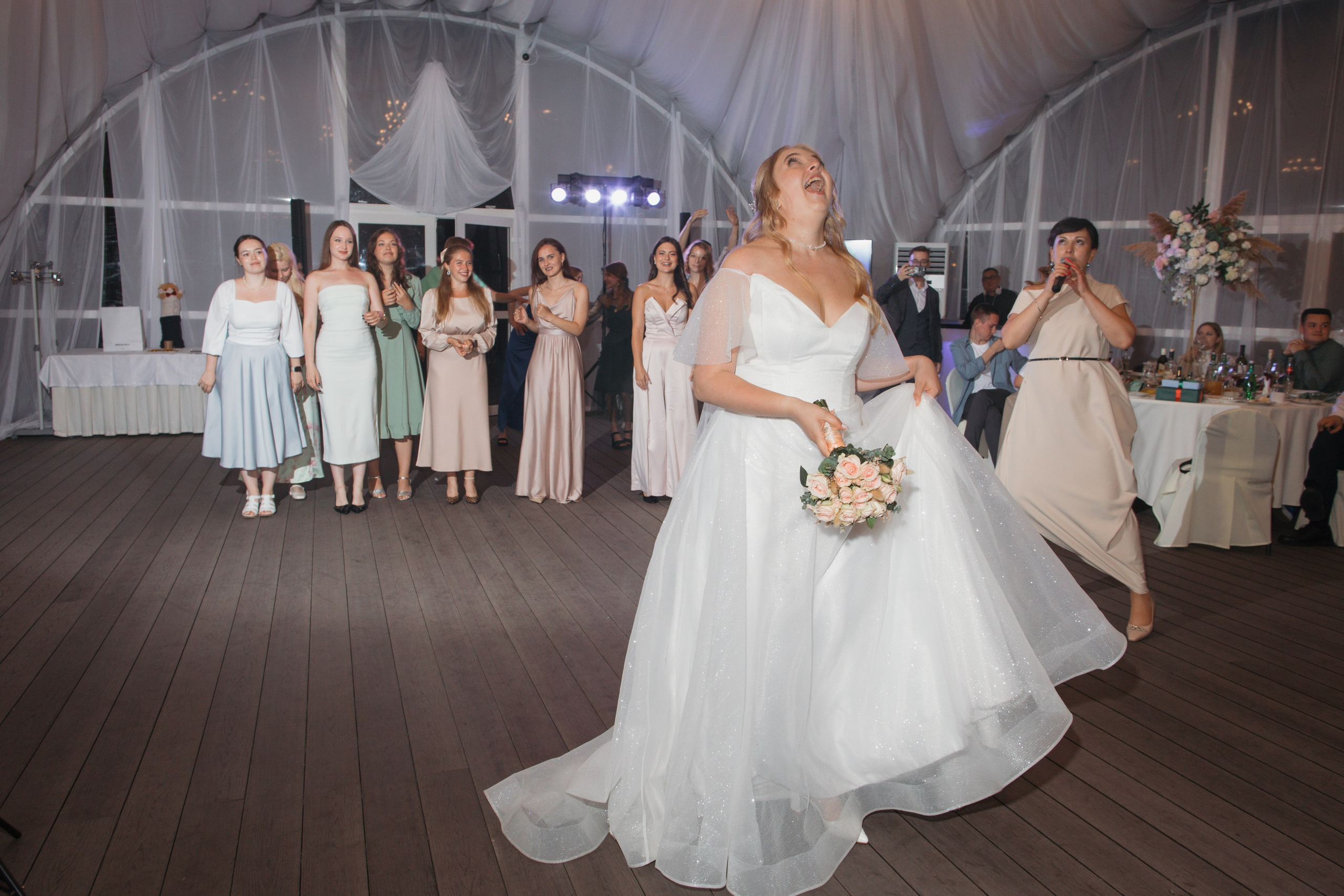 Летняя свадьба за городом. Свадебный фотограф в Москве Аля Загирова