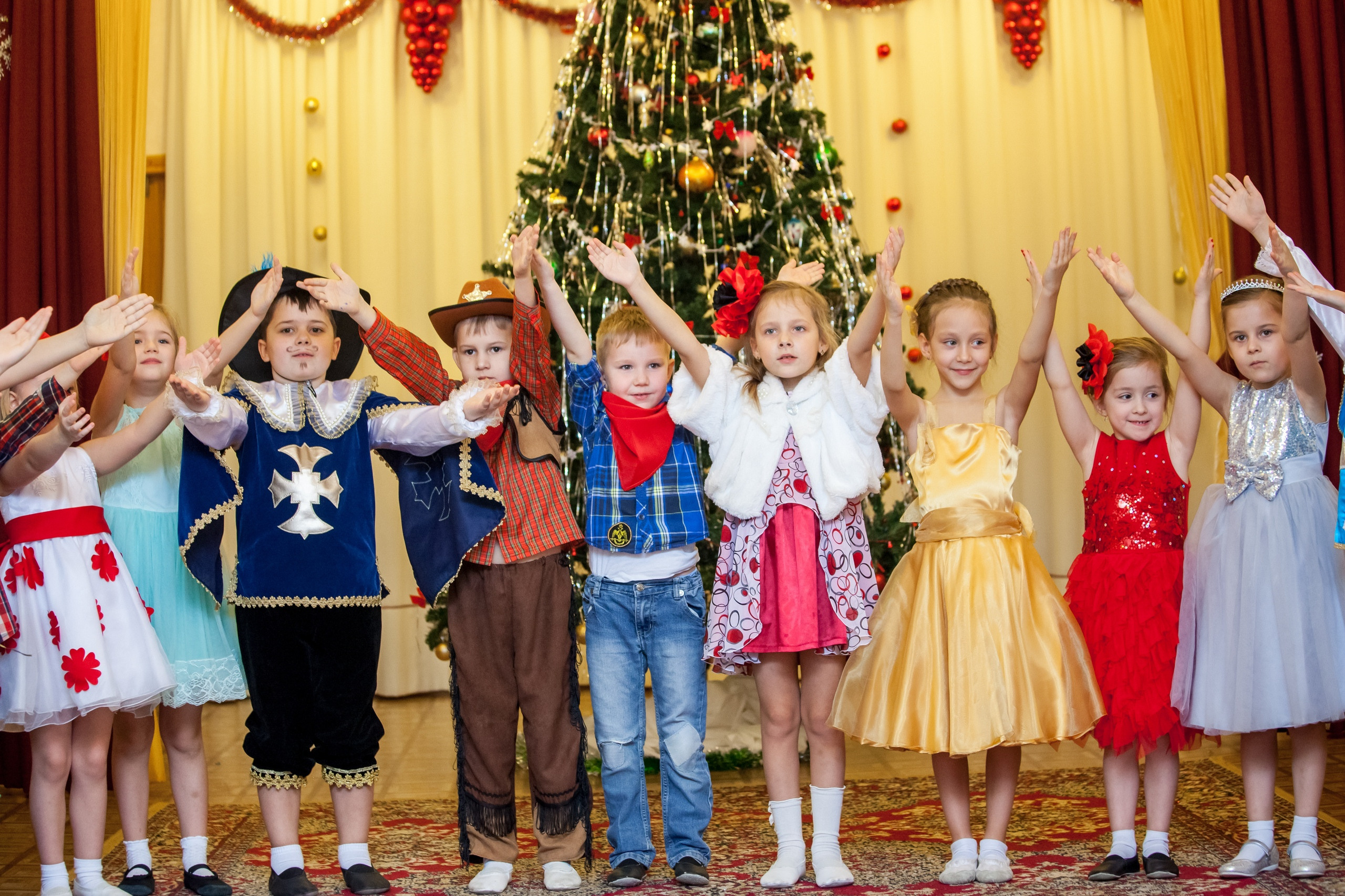 Фотография для выпускных альбомов в детском саду в выпускной группе в подготовительной группе детей фотограф для выпускных альбомов фото детей мастер-класс в детском саду краски портреты детей праздник в детском саду новый год в детском саду