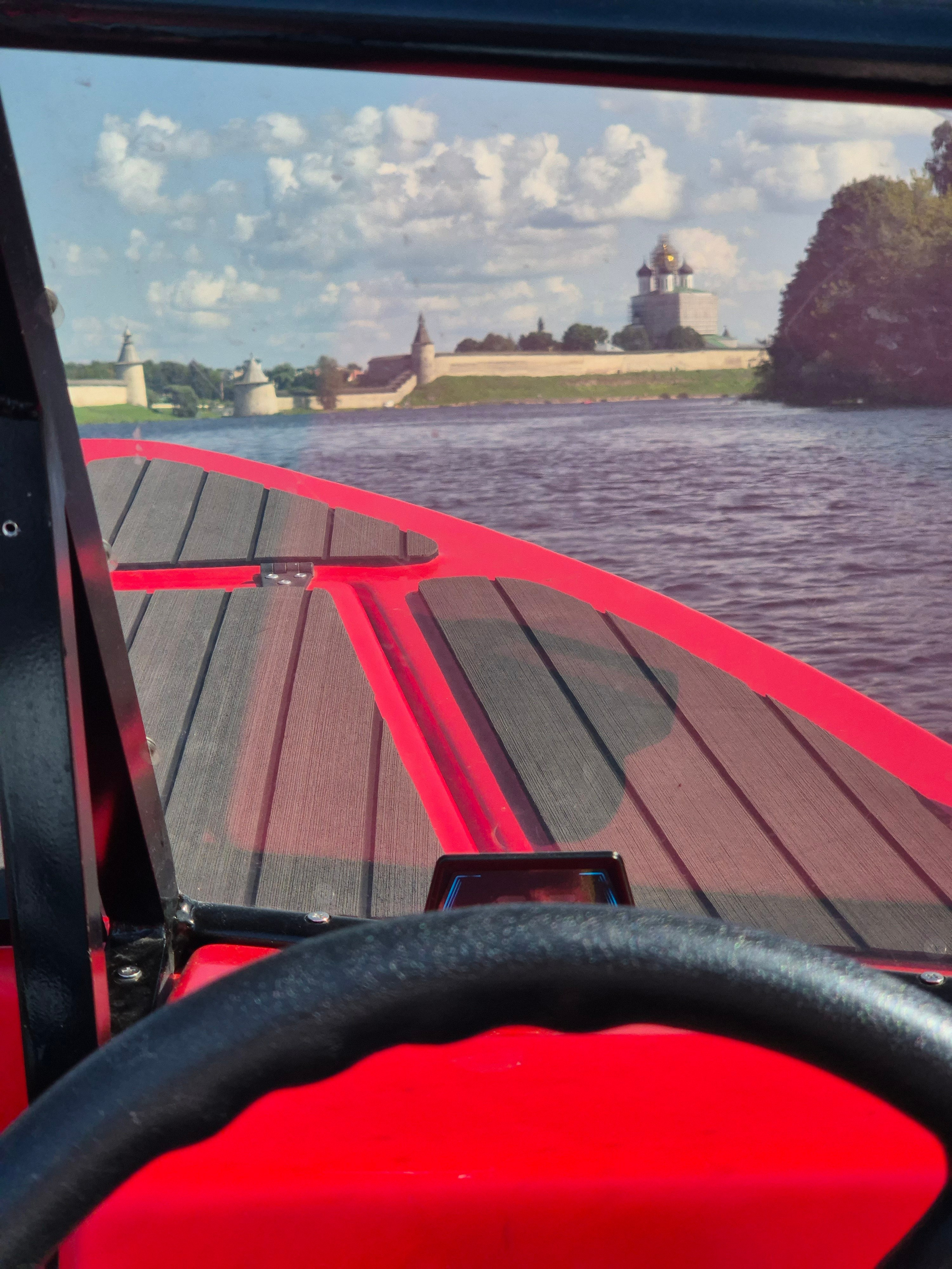 Закинули вещи и отправились спокойно гулять по городу. Солнце, летняя жара. 