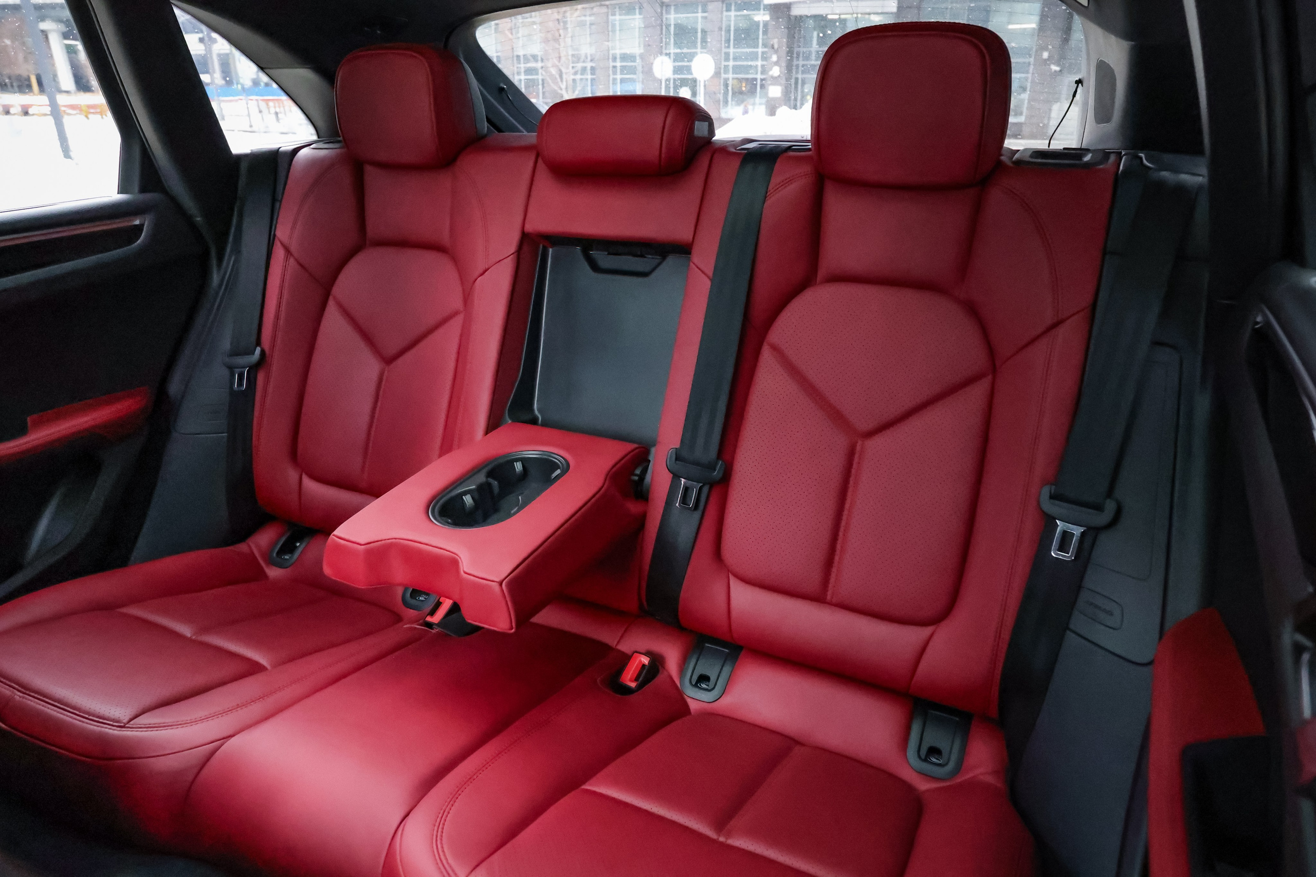 2021 PORSCHE MACAN S. Mixturecaptures