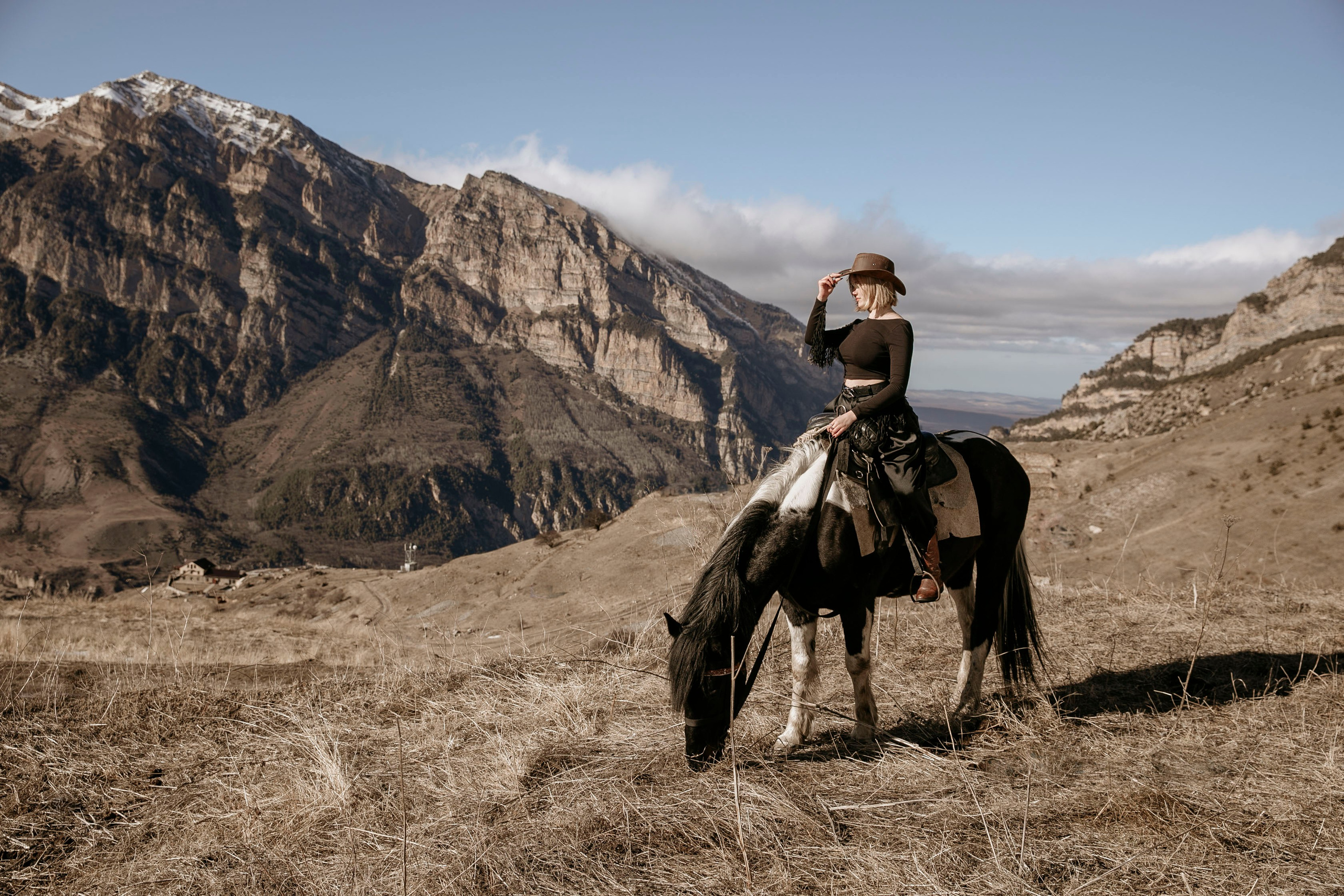 фотосессия с лошадью, фотосессия, лошадь, фотосессия в горах, фото с конем, фотография с лошадью, фотосессия, горы, Кавказ, фотосессия в песках, фотограф Осколкова Ульяна