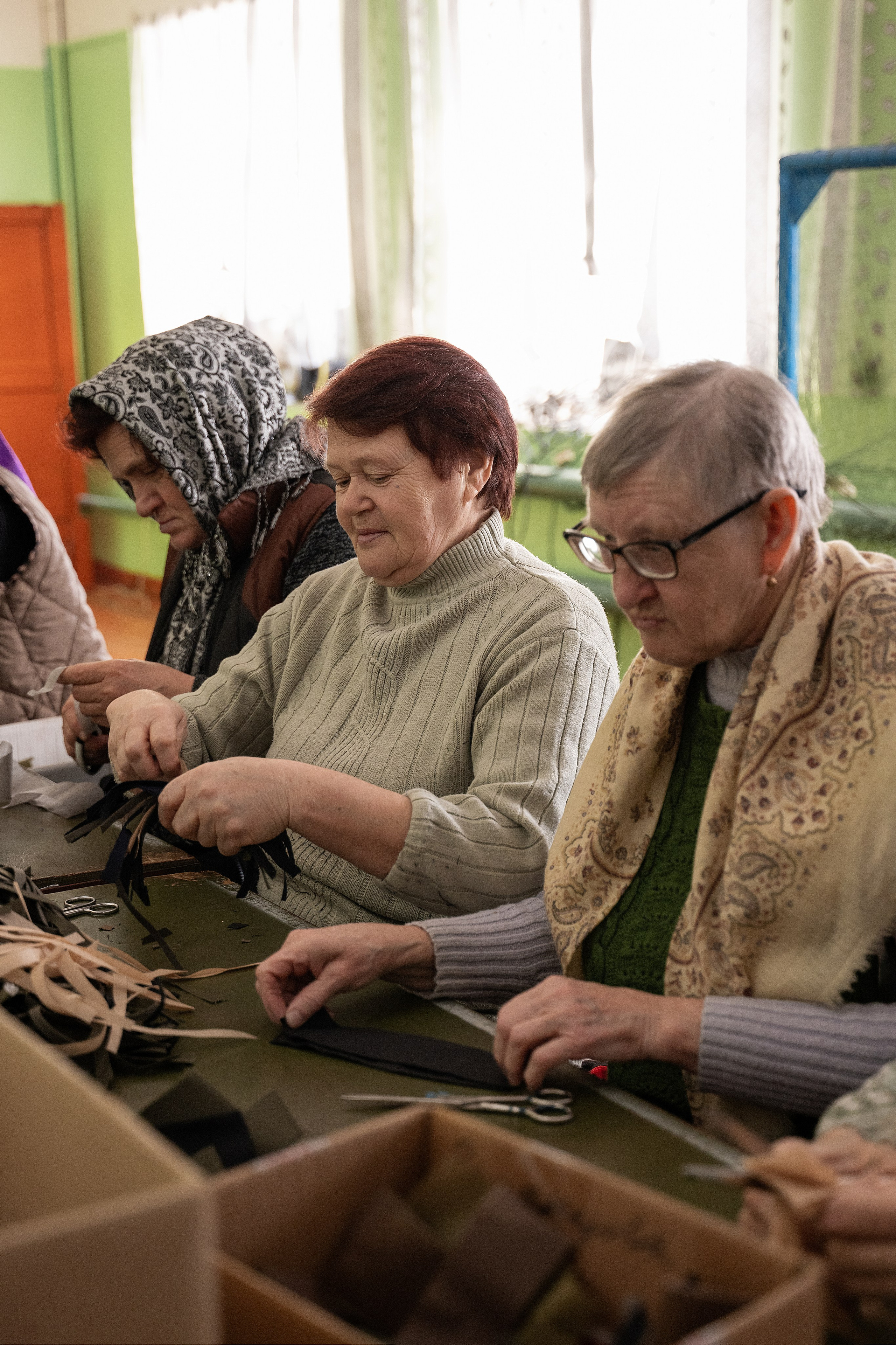 Современные труженницы тыла-женщины в плетут маскировочные сети. Главная