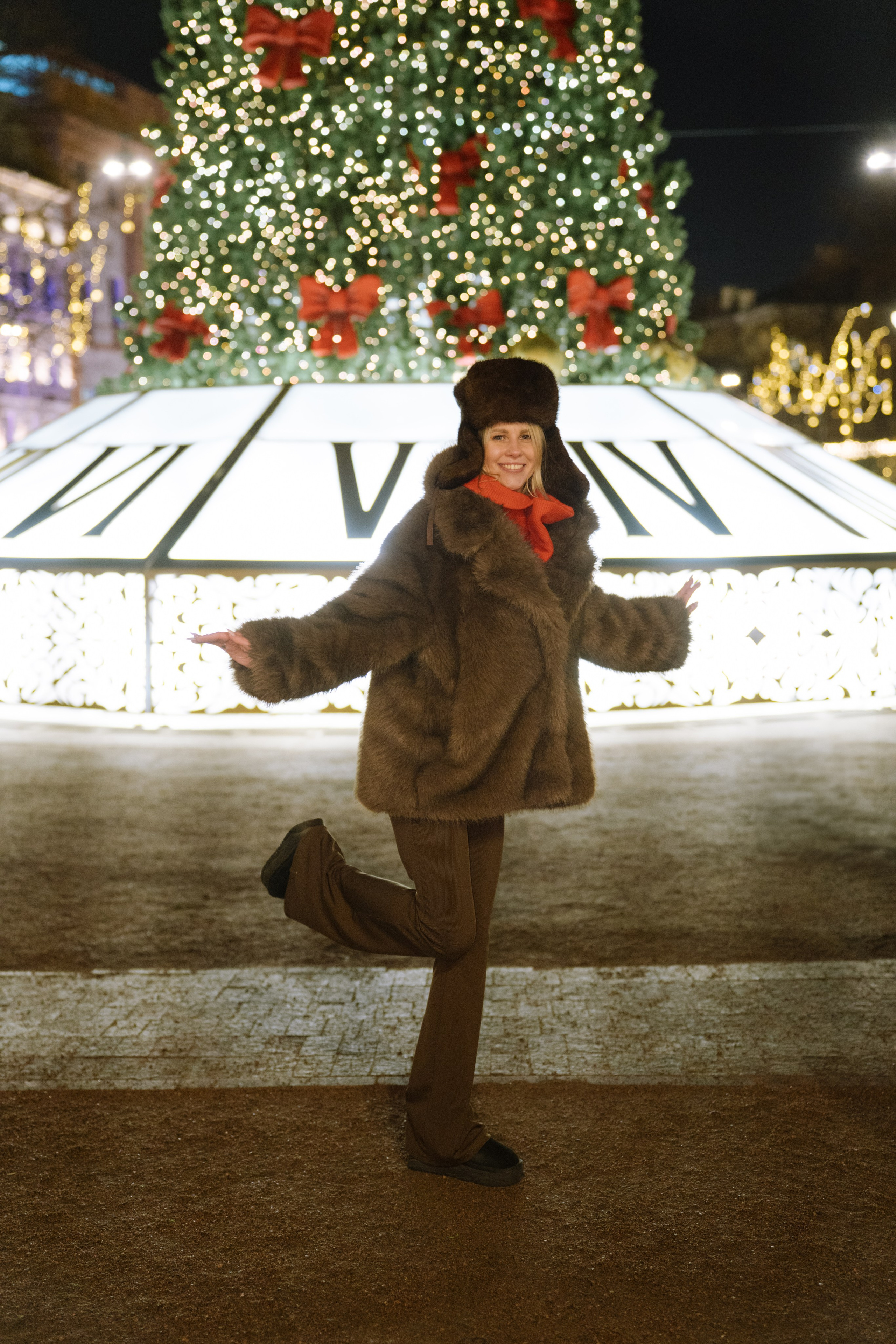 ПРОГУЛКА НА МАНЕЖНОЙ ПЛОЩАДИ ДЛЯ ДЕВУШКИ ПЕРЕД НОВЫМ ГОДОМ (НОВОГОДНЯЯ ФОТОСЕССИИЯ НА МАНЕЖНОЙ ПЛОЩАДИ). Профессиональный фотограф, Санкт-Петербург — Виктория Богомолова