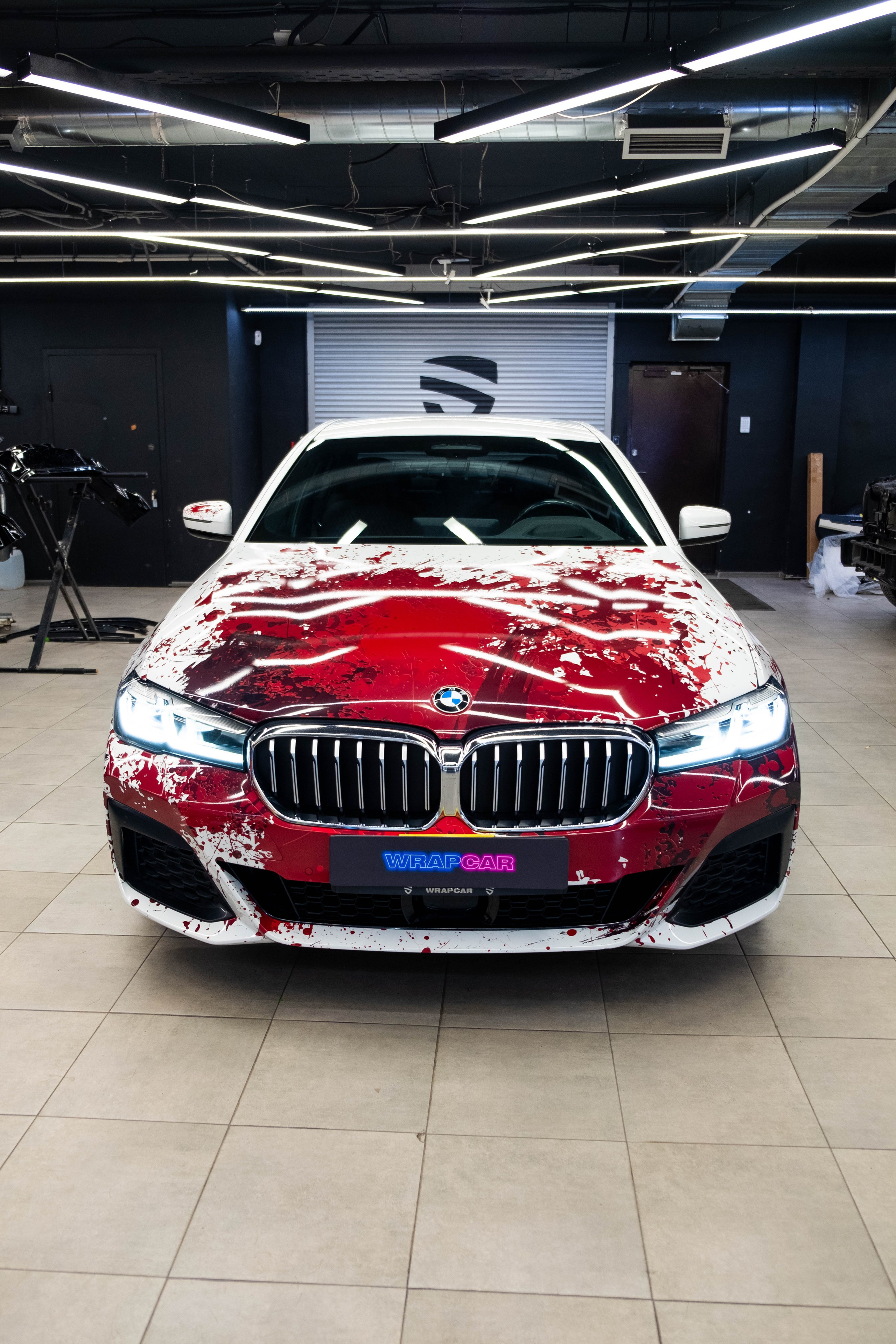 Винилография на BMW 5 G30. Студия дизайна и оклейки авто Barmaley Design