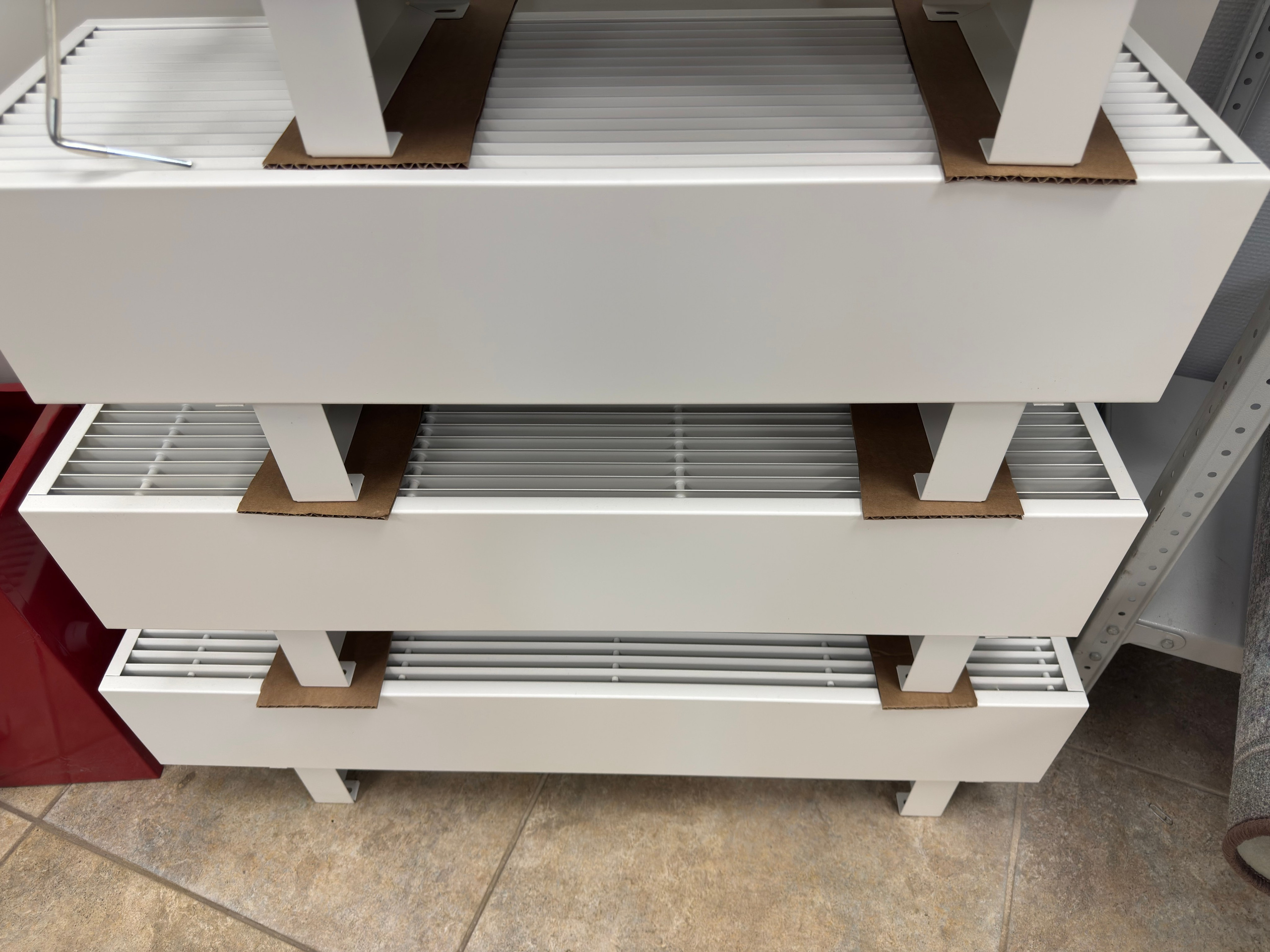 Напольные радиаторы водяные Isoderm Коралл. Строительный магазин низких цен Экономкин