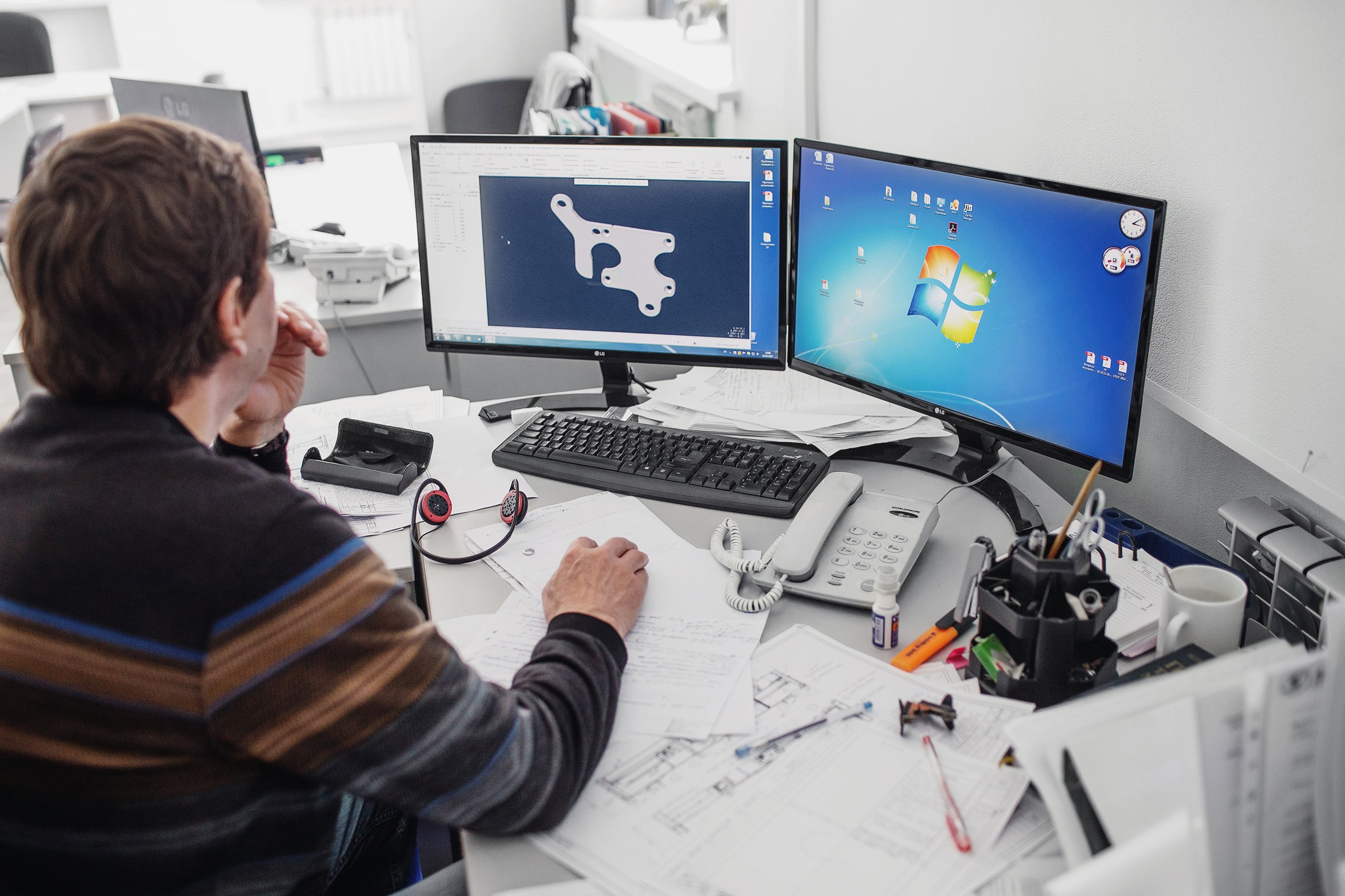 сотрудник предприятия за работой фото