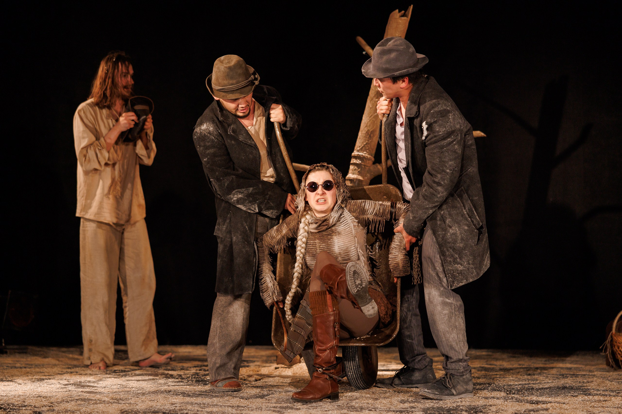 Спектакль «В ожидании Годо» от театра Д. Лица в СПб. Фотограф в Санкт-Петербурге — Сергей Петров