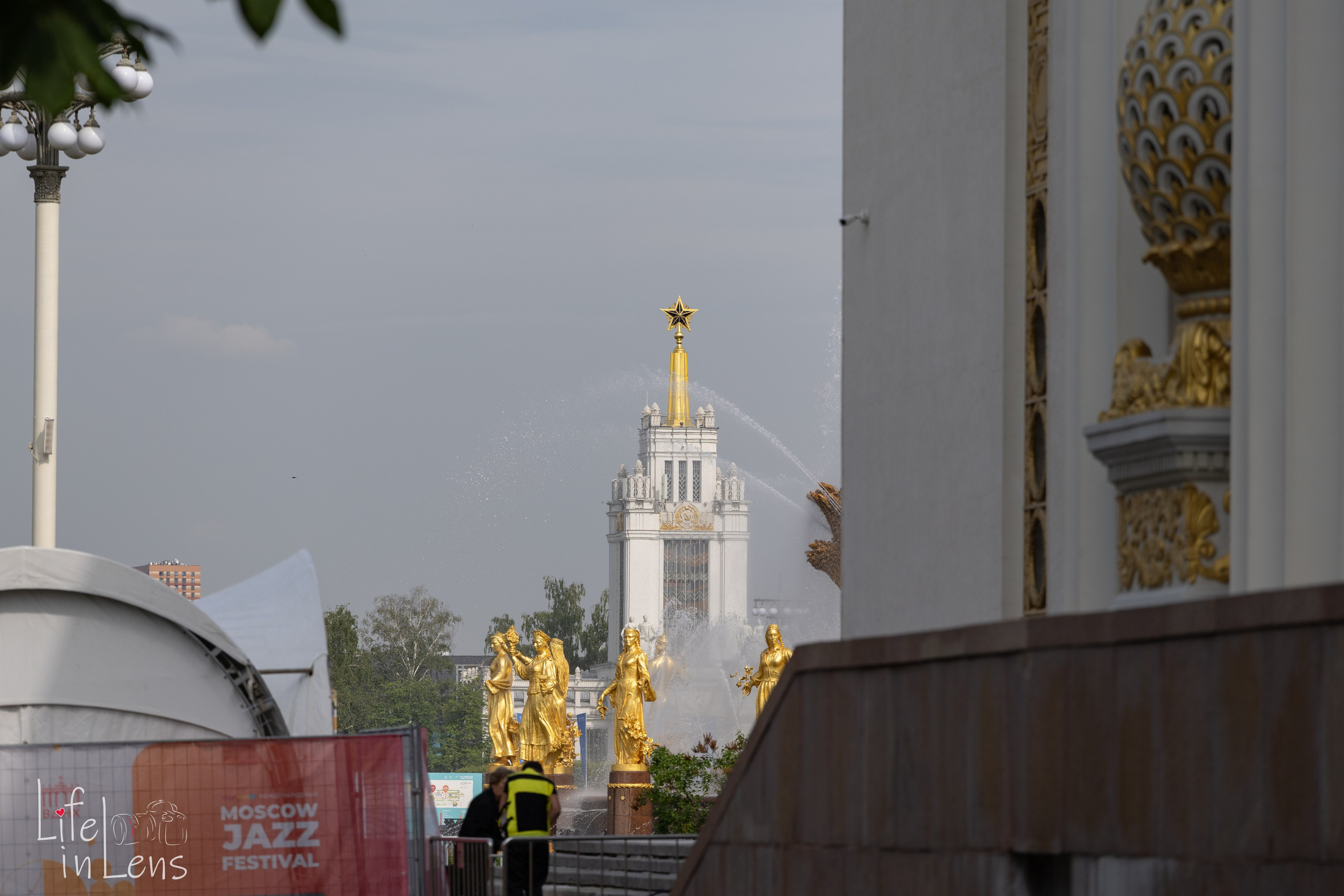 ВДНХ. День России. Фотограф, получающий удовольствие от своей работы
