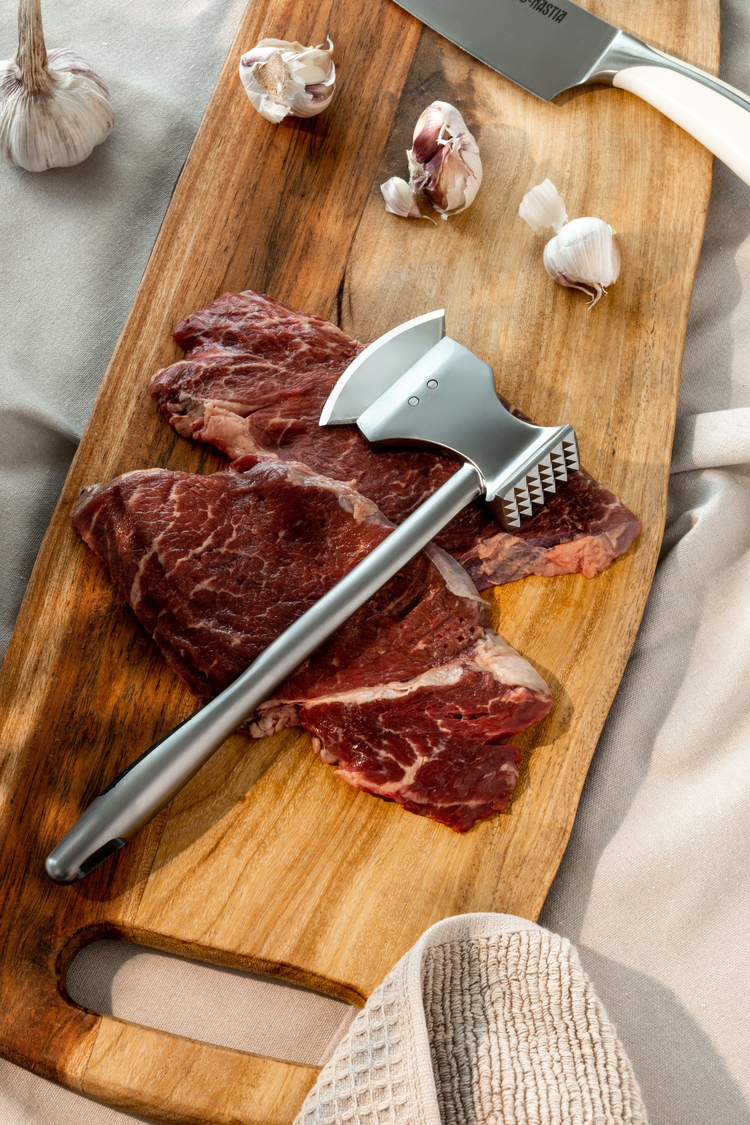 Суровый кухонный инвентарь. Фотосъемка топорика для мясных деликатесов.