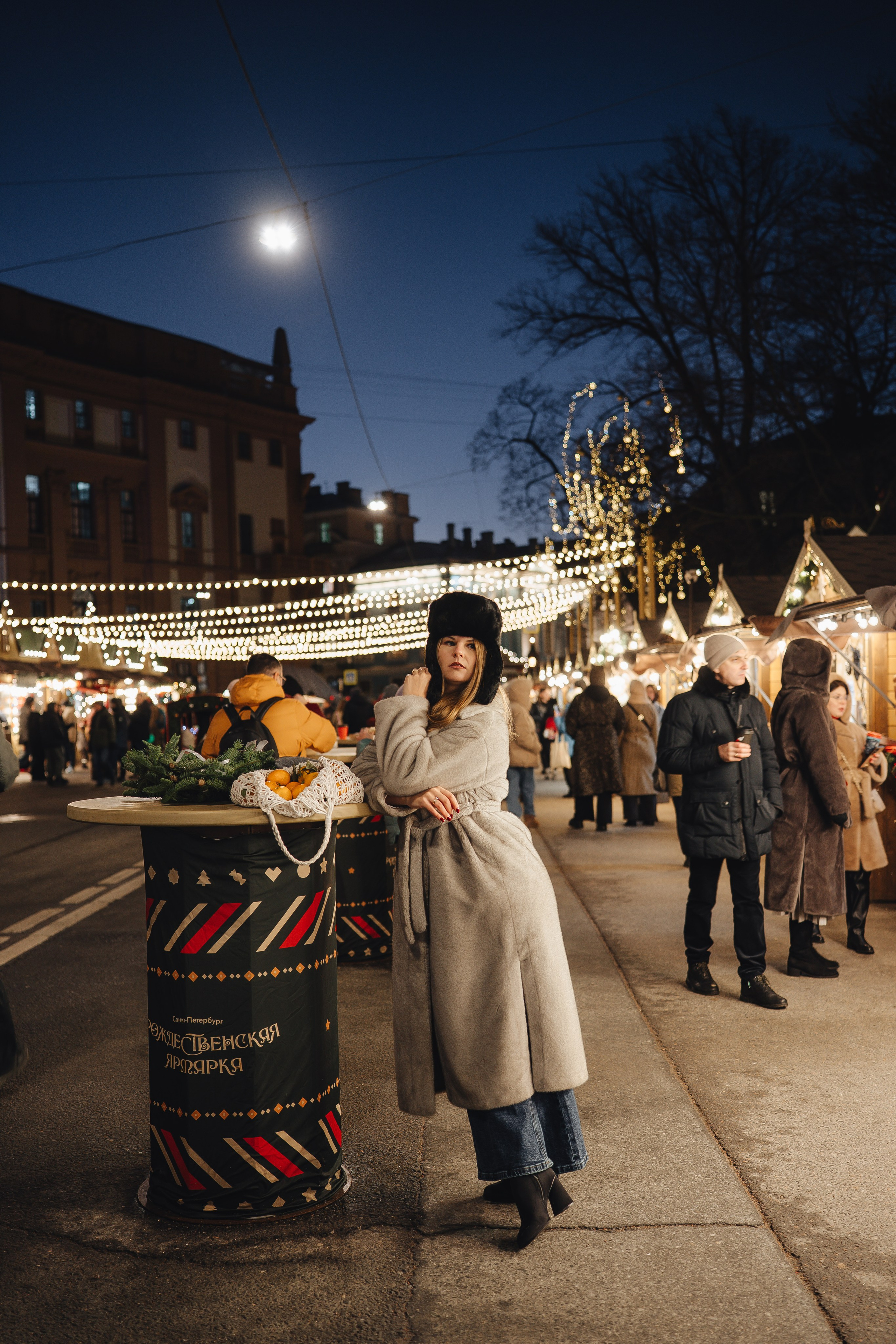 ПРОГУЛКА НА МАНЕЖНОЙ ПЛОЩАДИ ДЛЯ ДЕВУШКИ ПЕРЕД НОВЫМ ГОДОМ (НОВОГОДНЯЯ ФОТОСЕССИИЯ НА МАНЕЖНОЙ ПЛОЩАДИ). Профессиональный фотограф, Санкт-Петербург — Виктория Богомолова
