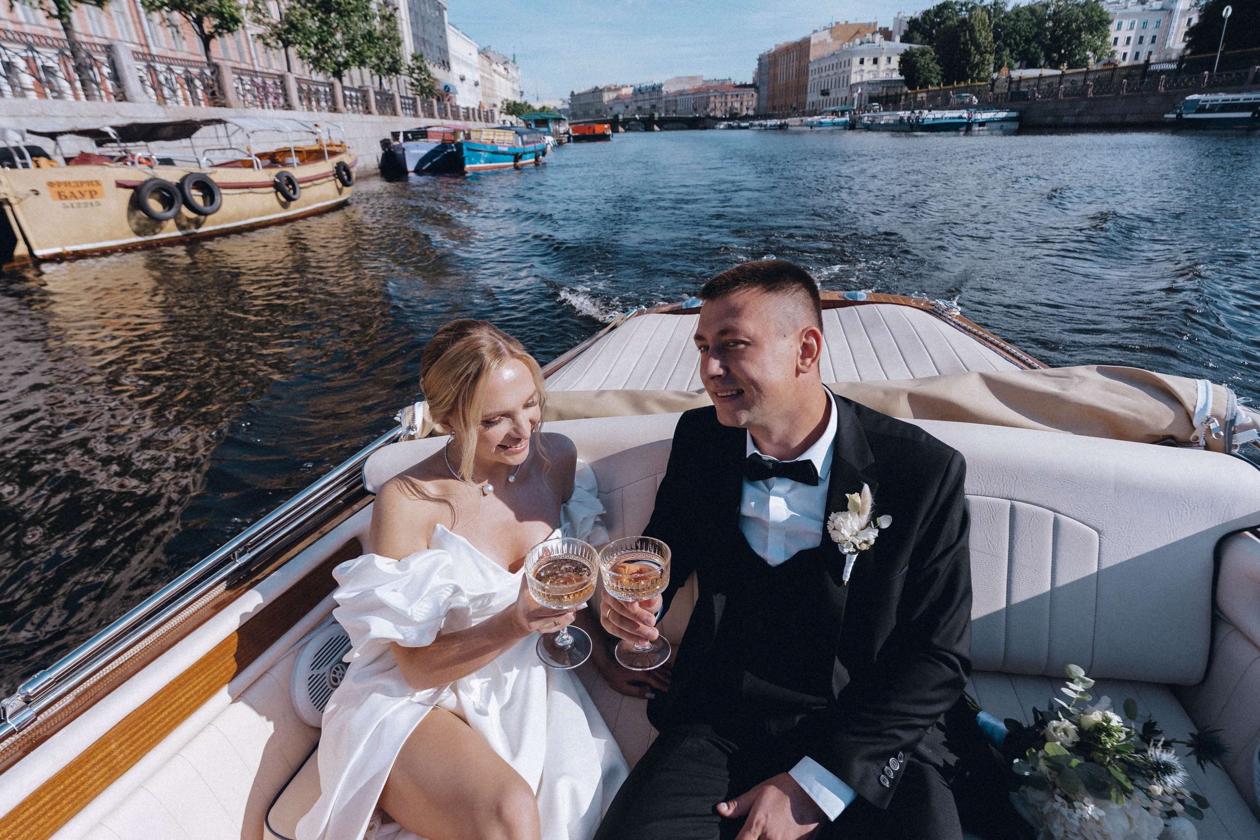 СВАДЕНБНАЯ СЬЕМКА НА КАТЕРЕ ПО КАНАЛАМ САНКТ-ПЕТЕРБУРГА И В АКВАТОРИИ НЕВЫ. Профессиональный фотограф, Санкт-Петербург — Виктория Богомолова