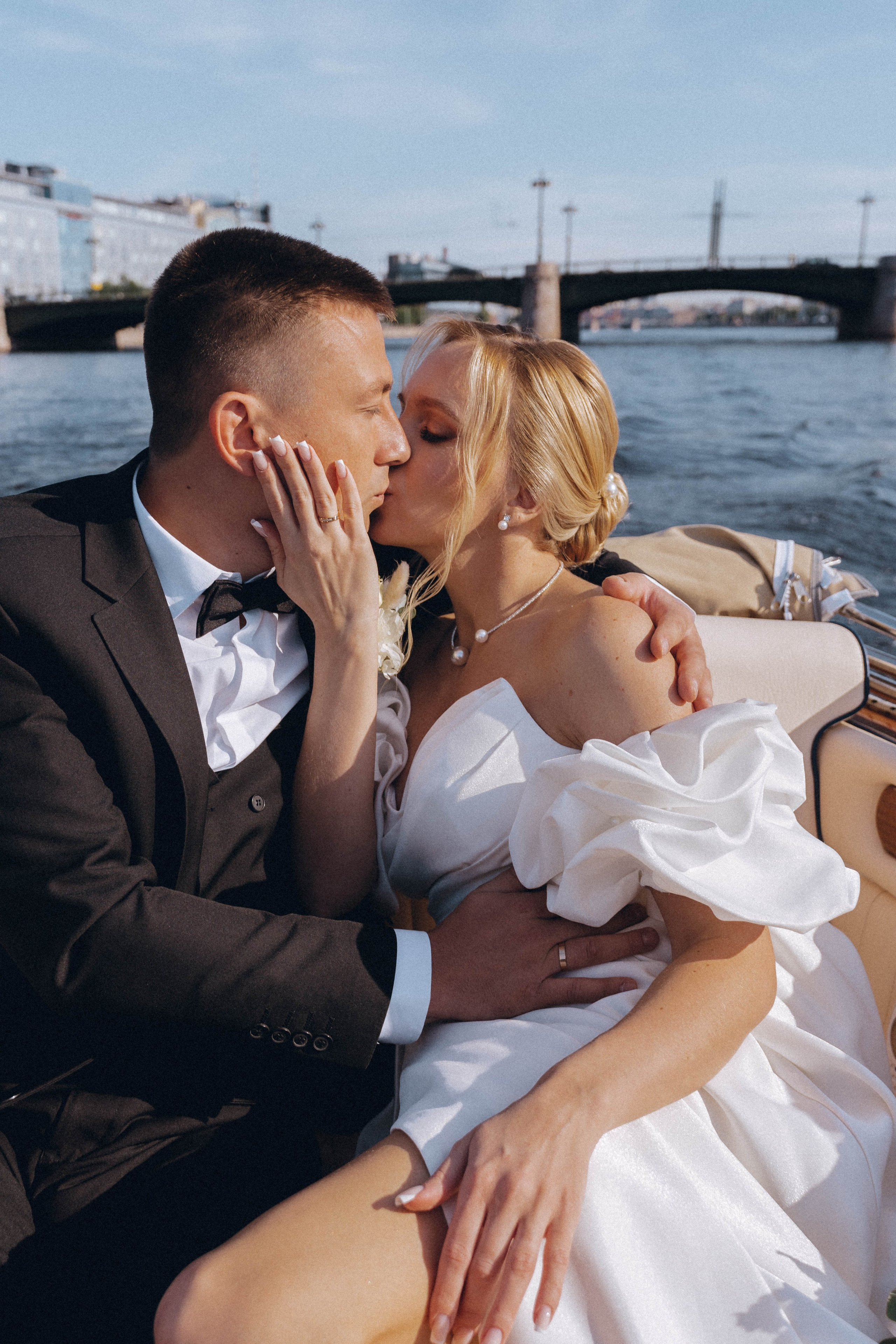 СВАДЕНБНАЯ СЬЕМКА НА КАТЕРЕ ПО КАНАЛАМ САНКТ-ПЕТЕРБУРГА И В АКВАТОРИИ НЕВЫ. Профессиональный фотограф, Санкт-Петербург — Виктория Богомолова