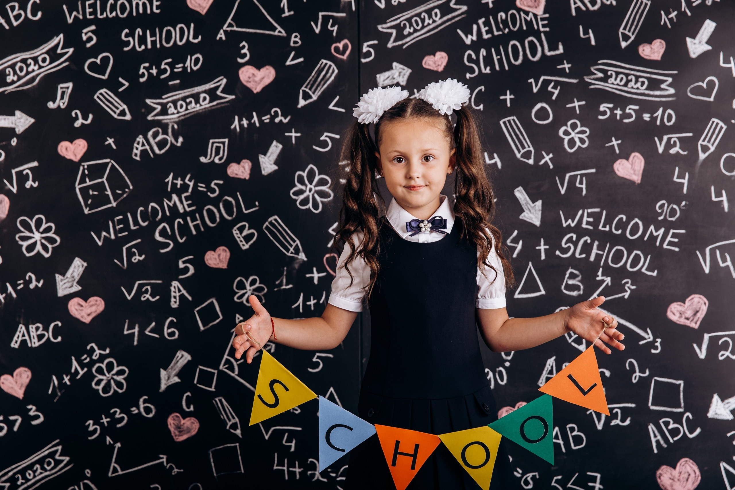 Съёмка для 1-4 класса. Доска 2×2 метра, надписи все написаны вручную. Можно стилизовать под каждый класс индивидуально. Фотограф в Крыму — Федор зайцев. Свадебная, семейная и портретная съёмка. Фотографии для контента, для бизнеса. Корпоративная съёмка