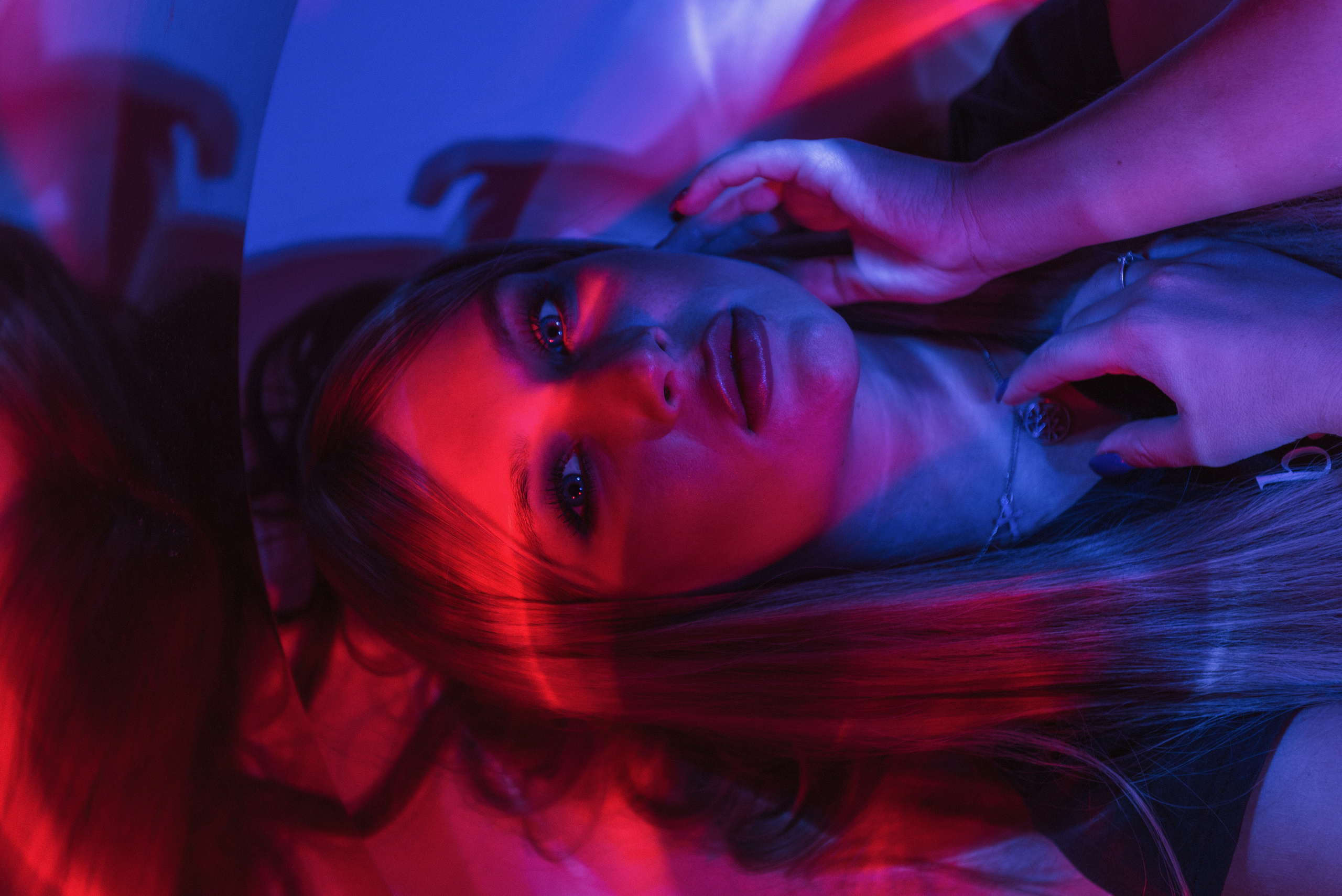 Студийная съемка девушки с искусственным светом и гибким зеркалом