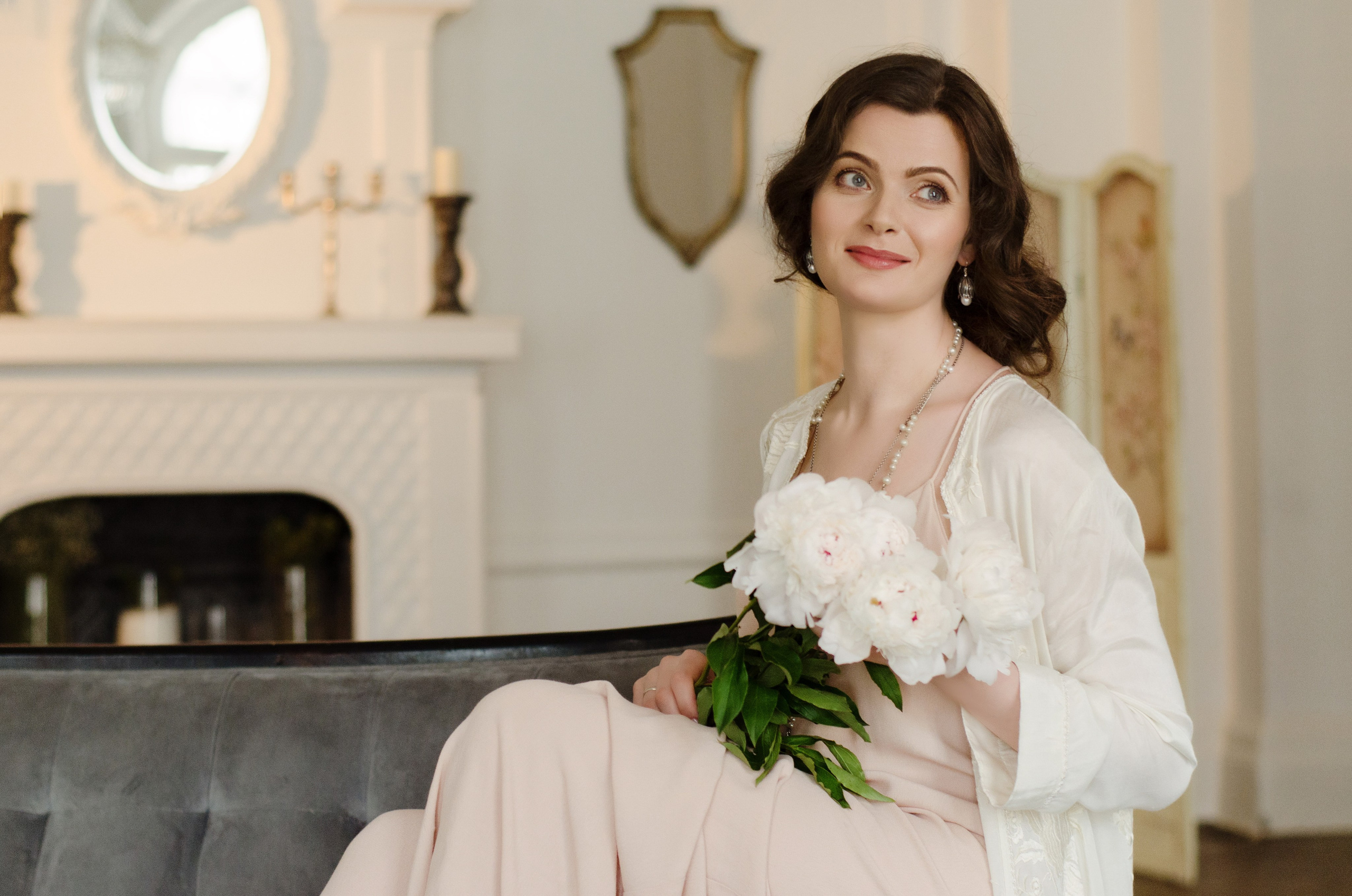 тематическая фотосессия в образе belle epoque с живыми цветами в студии