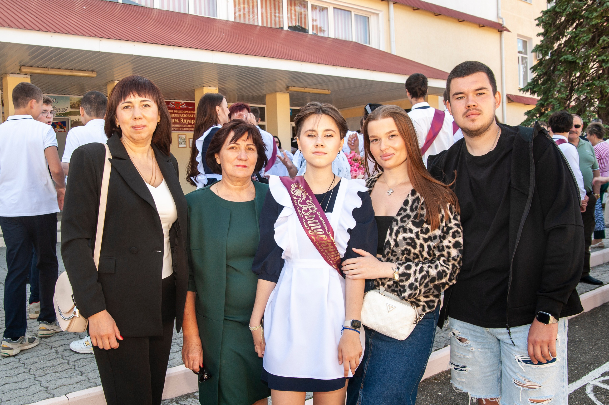 Последний Звонок МАОУ СОШ № 17 им. Эдуарда Есаяна — Архипо-Осиповка. Свадебный и семейный фотограф Денис Лукьянов в Краснодаре, Краснодарском крае и Республике Крым