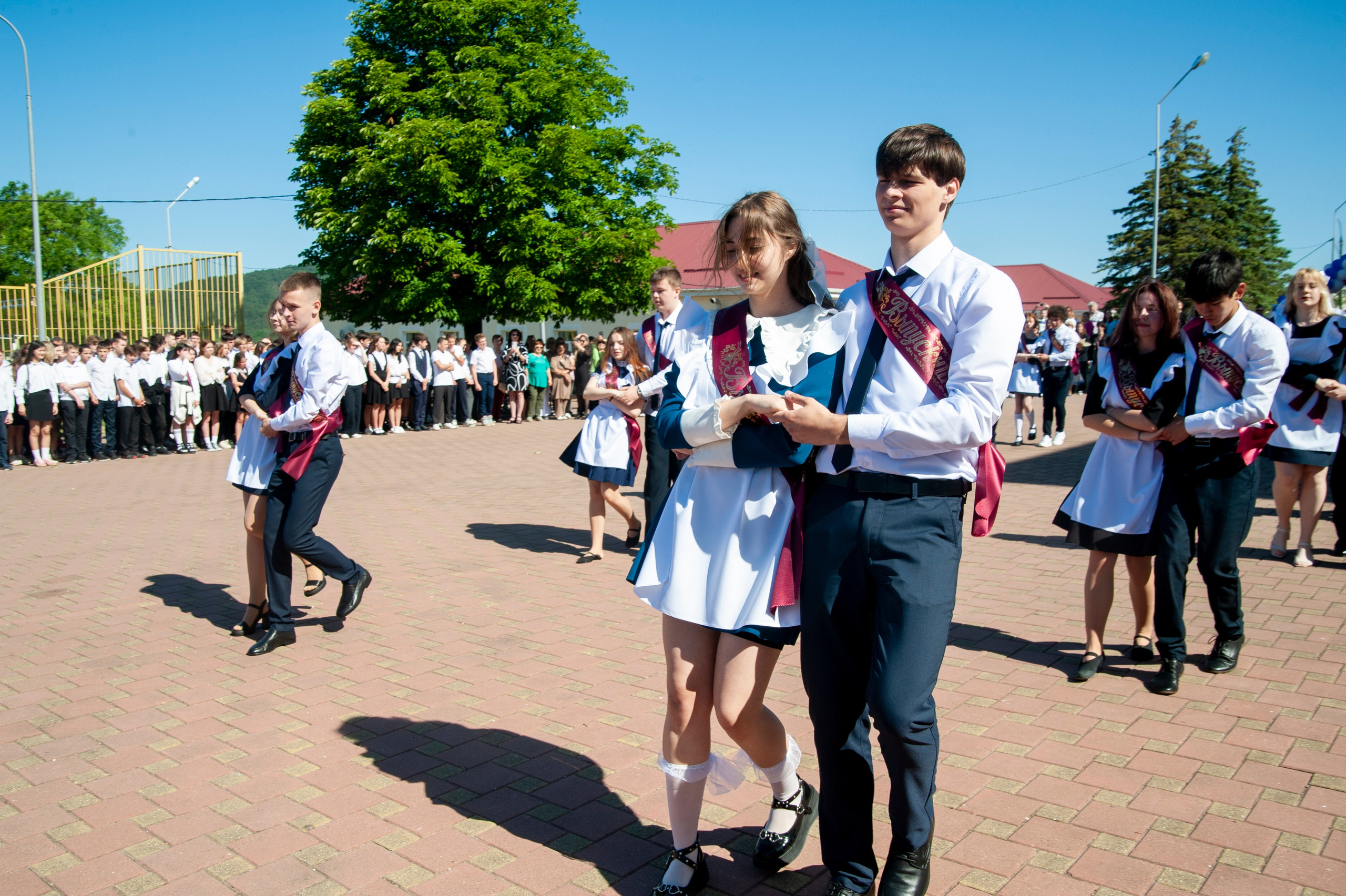 Последний Звонок МАОУ СОШ № 17 им. Эдуарда Есаяна — Архипо-Осиповка. Свадебный и семейный фотограф Денис Лукьянов в Краснодаре, Краснодарском крае и Республике Крым