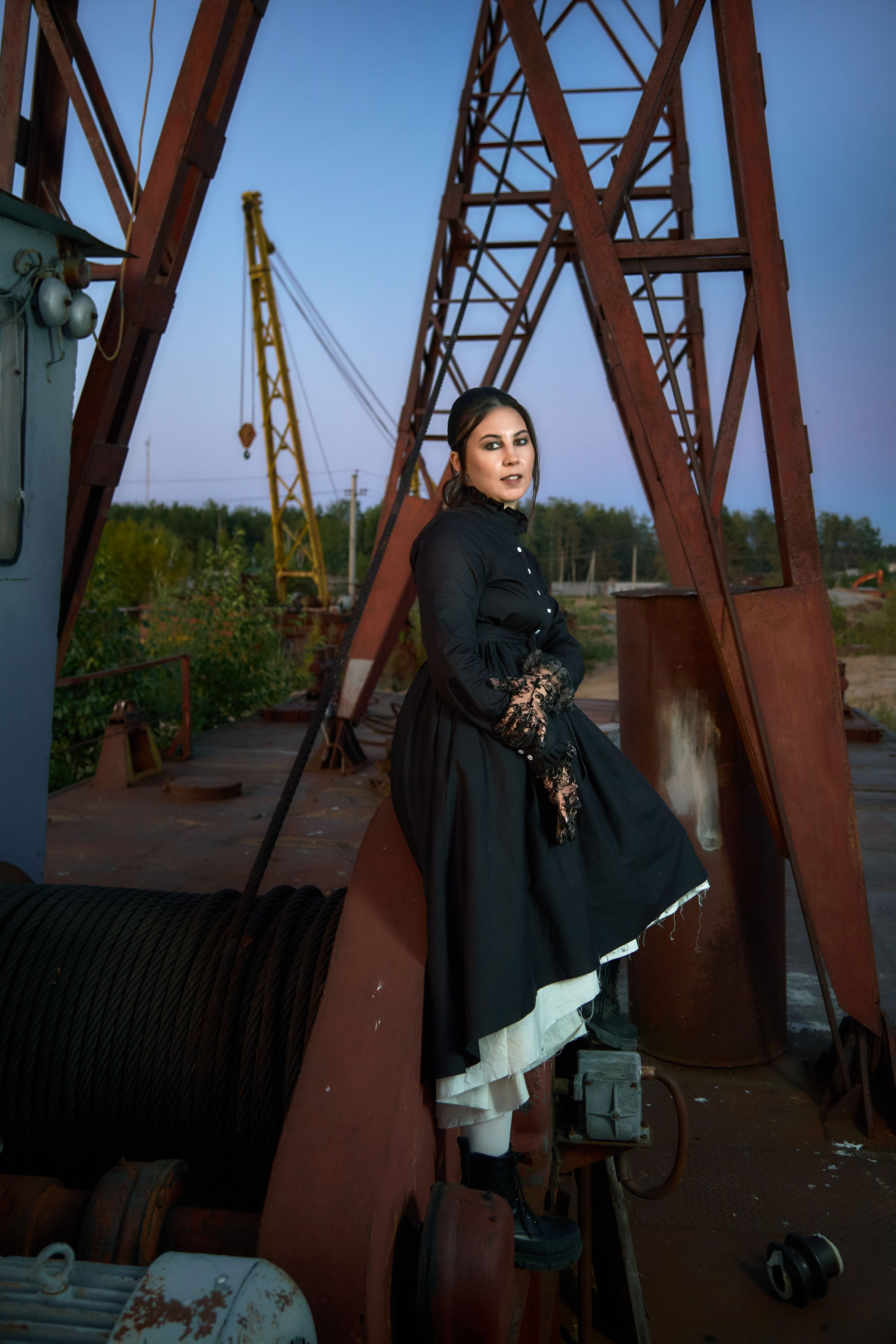 тематическая фотосессия в черном платье на старой барже на волге