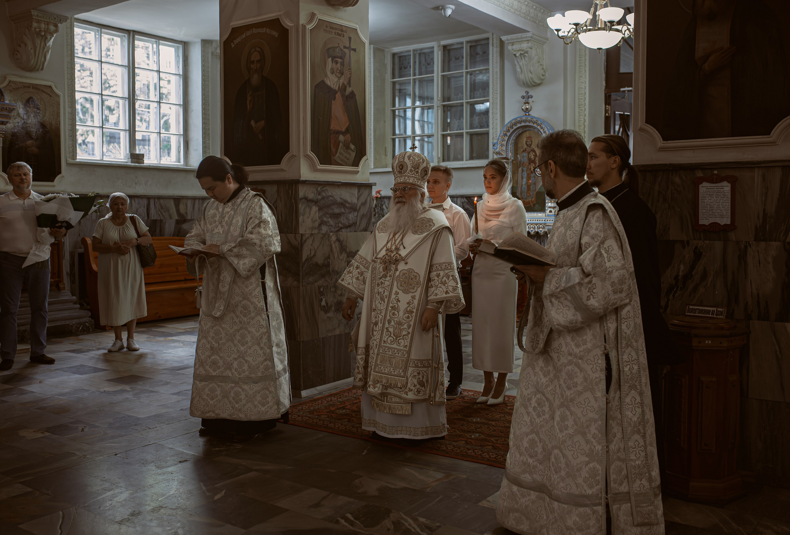 митрополит Ташкентский и Узбекистанский Викентий совершает таинство Венчания в Успенском соборе Ташкента