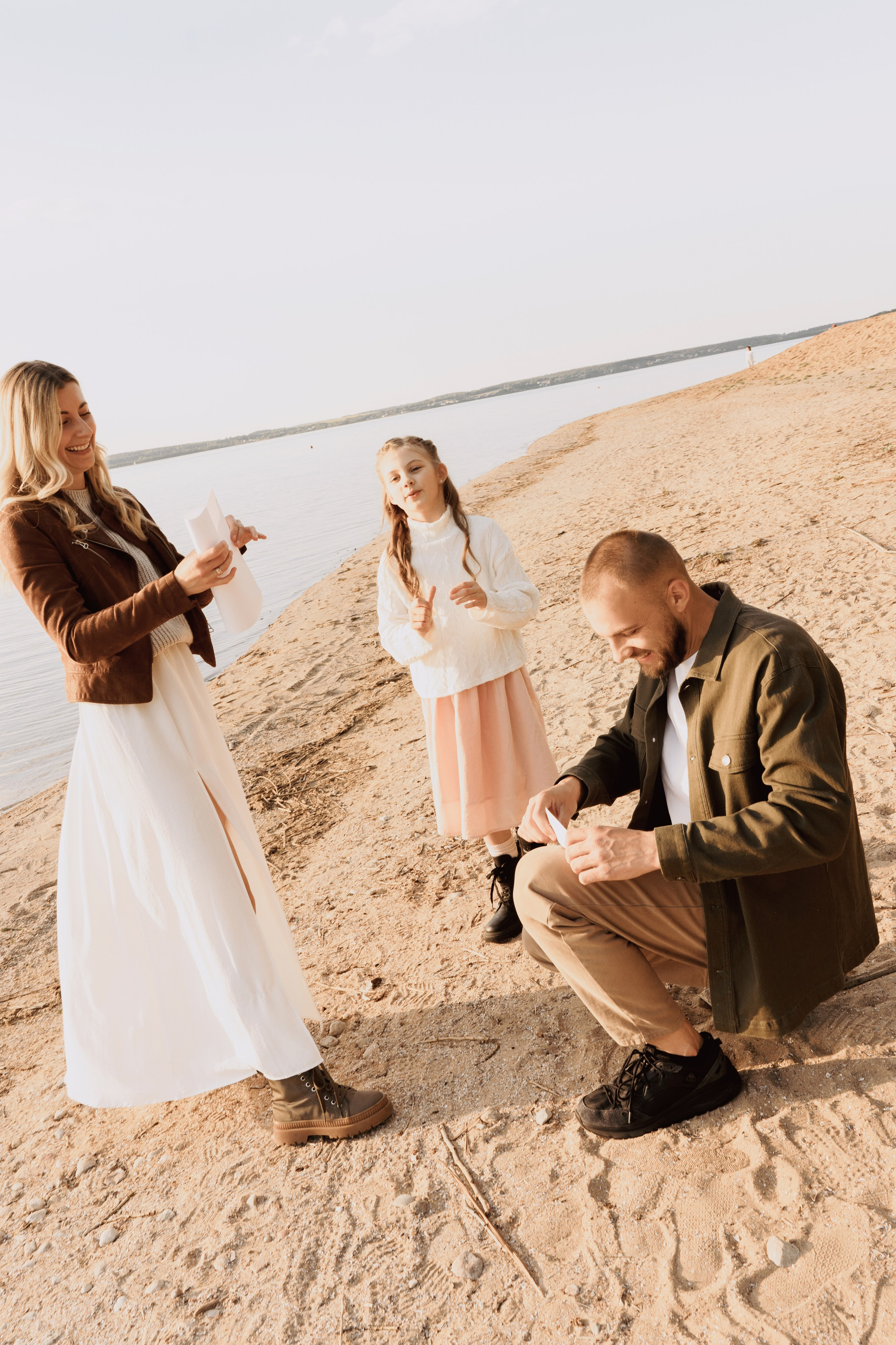 Весеннее тепло семьи на берегу Минского моря. Ваш семейный фотограф в Минске — Вика Трегубова