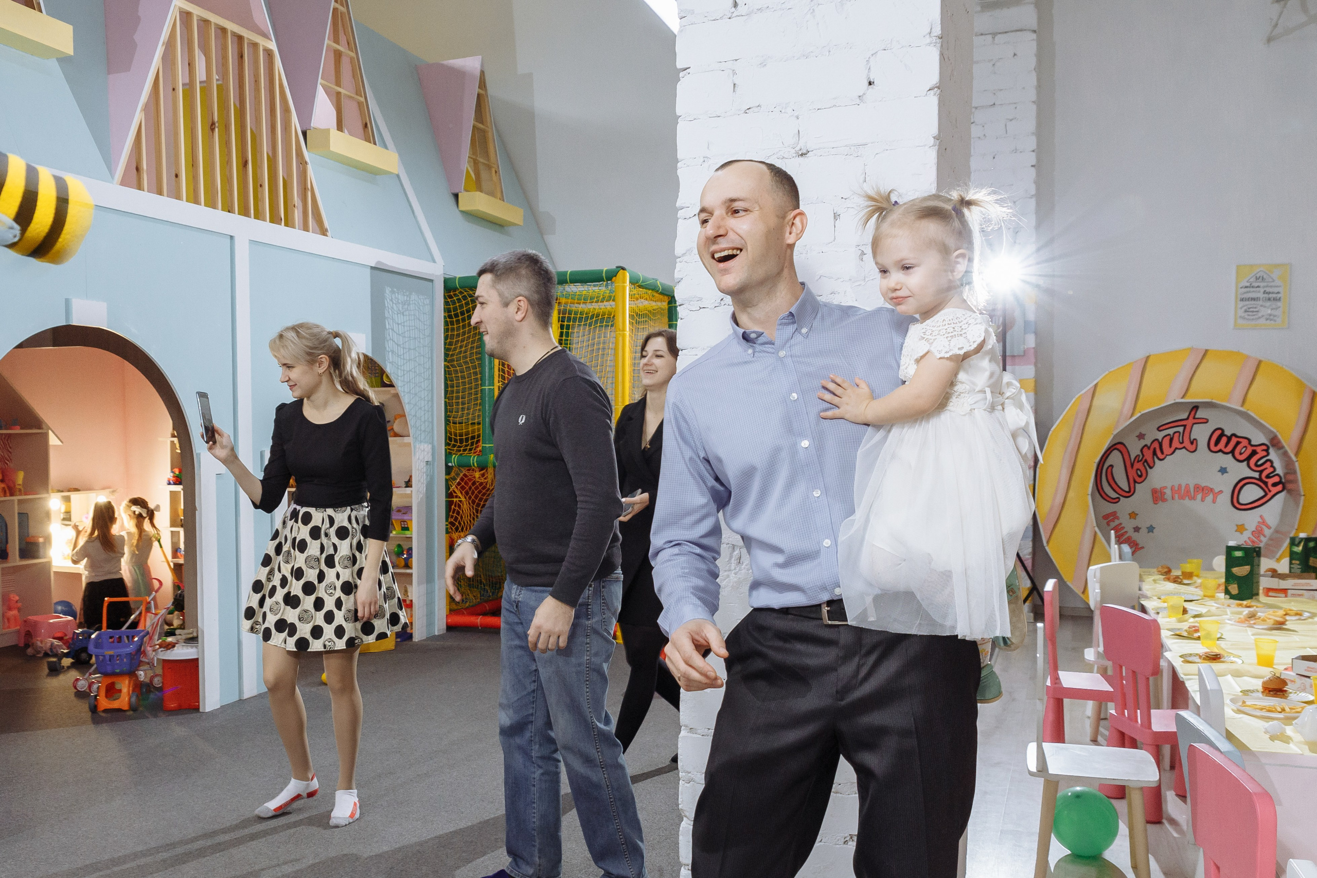 Олеся празднует свое 6 летие в компании Алисы, Чеширского кота и друзей. Событийный фотограф Максим Бескоровайновнов