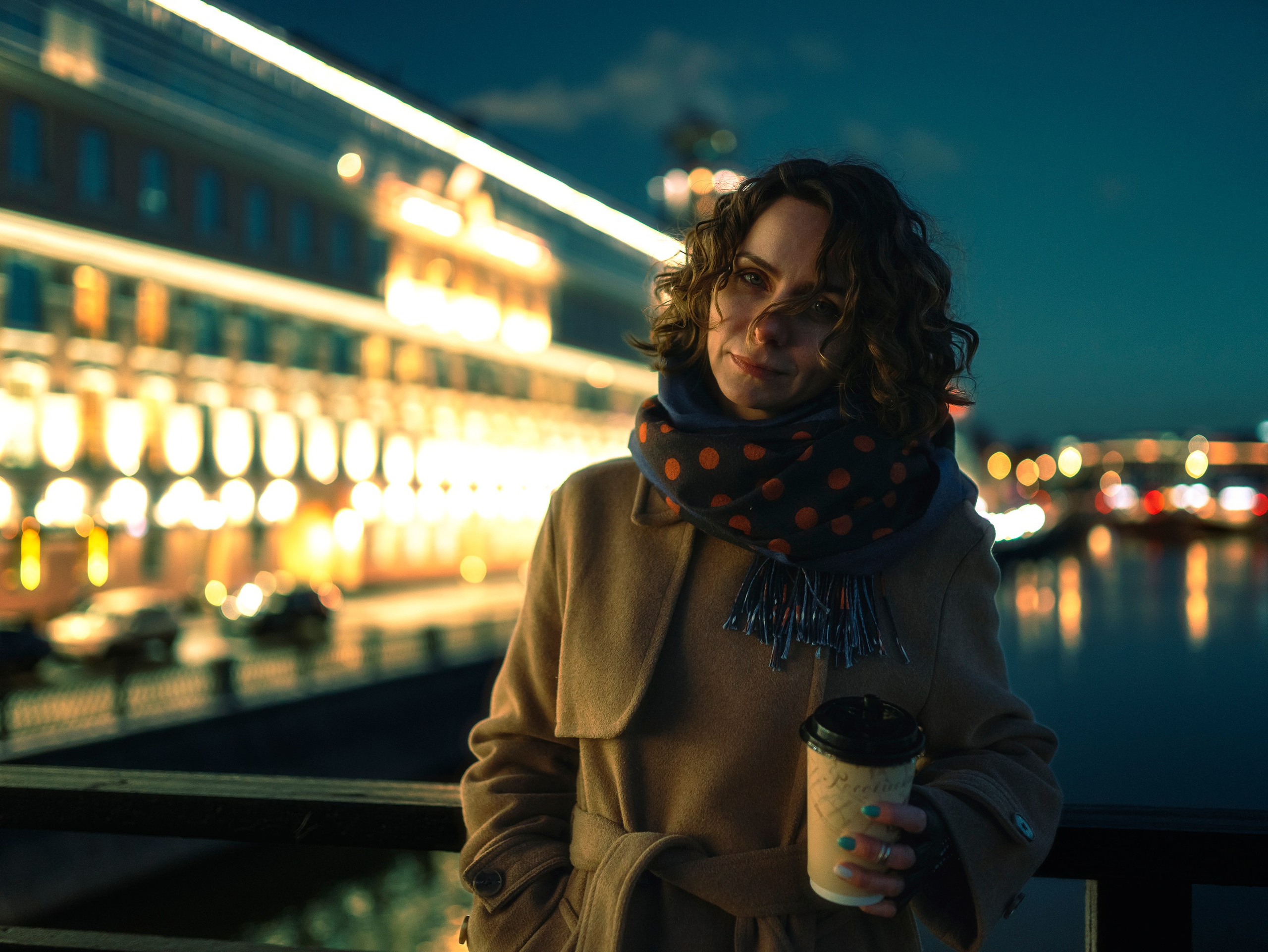 Девушка на зимней прогулке 