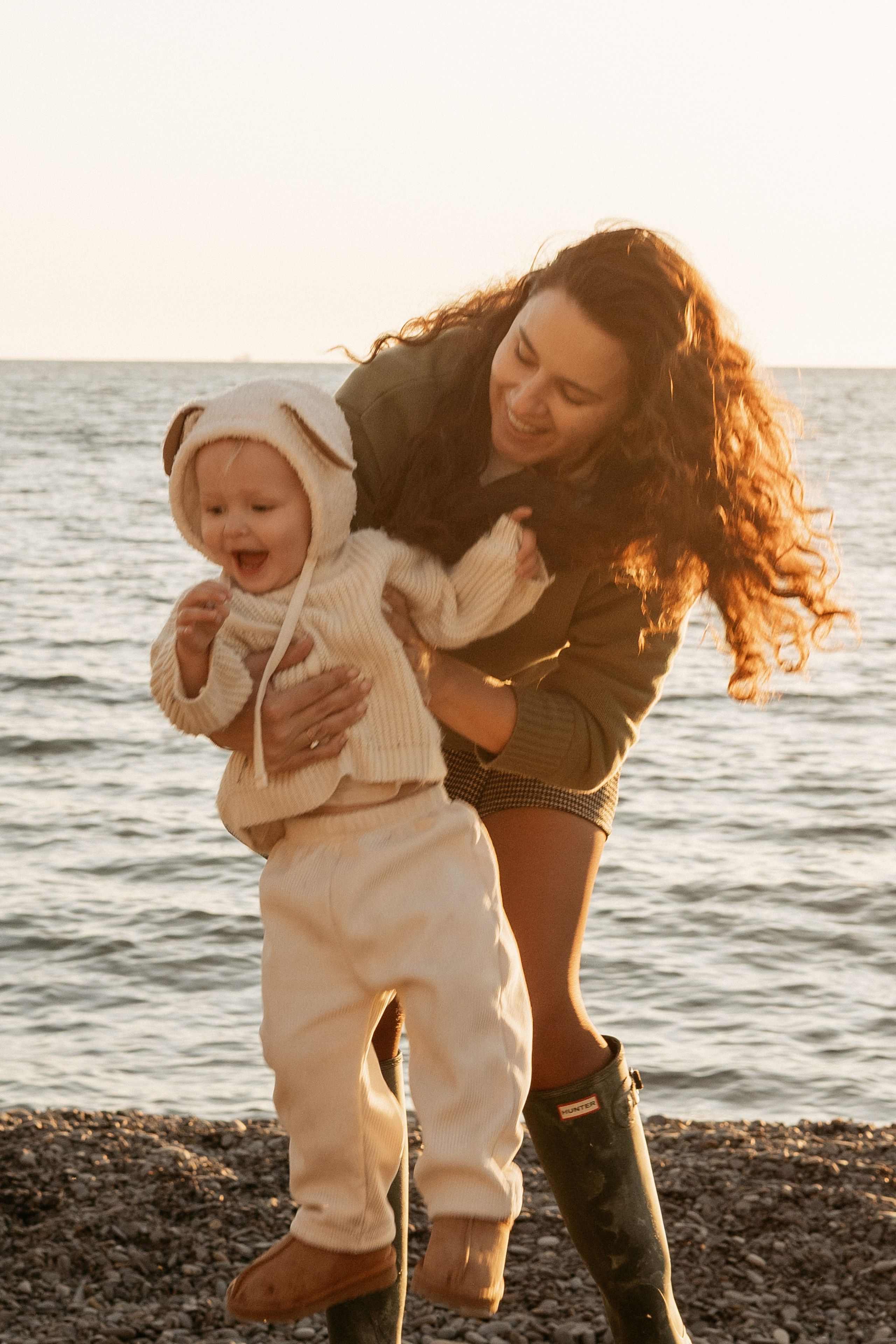 Семейные танцы на песке под звуки прибоя в Абрау-Дюрсо