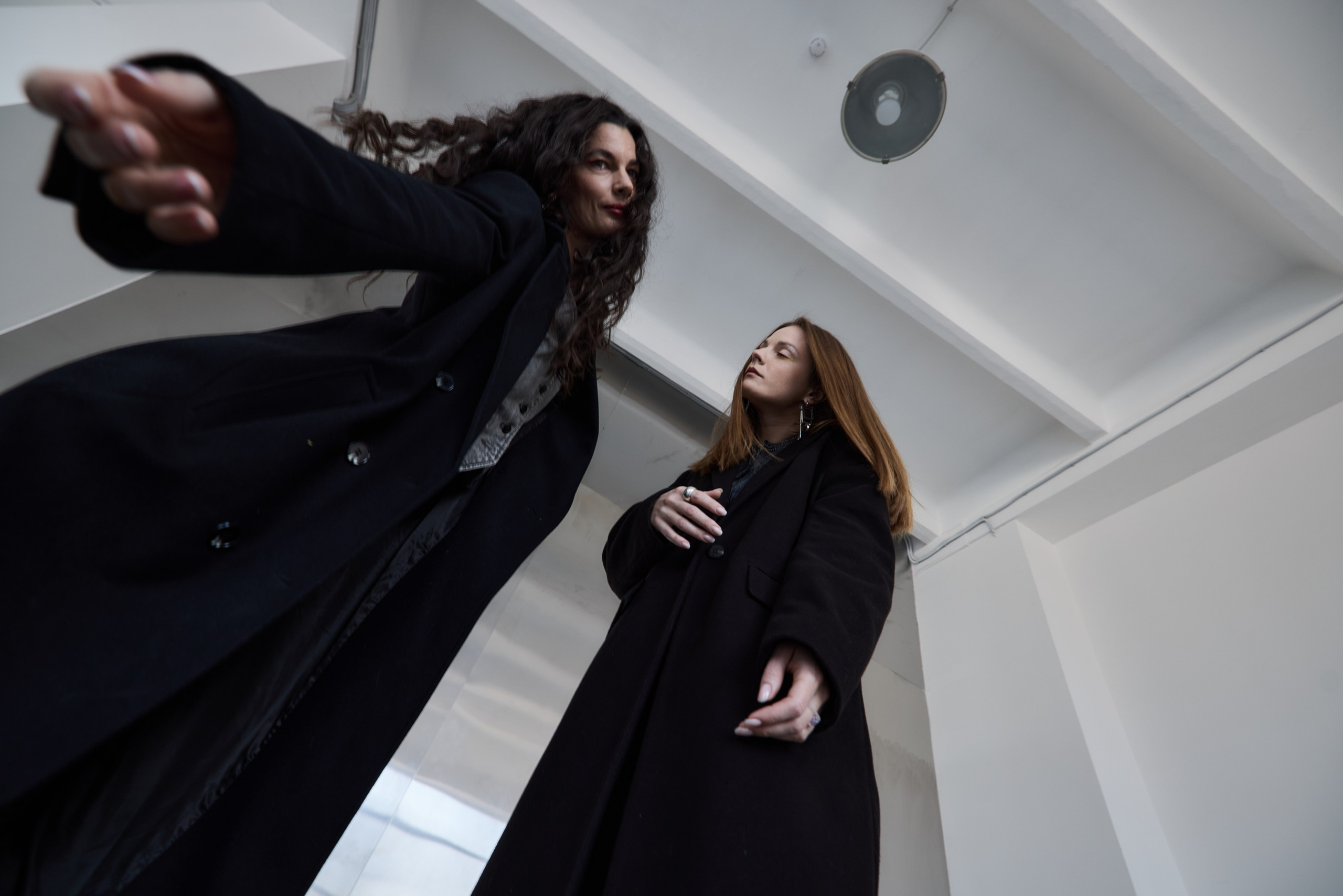 Две девушки снятые с низу на фоне потолка. Виктория Брызгалова и Анна Пижонкова