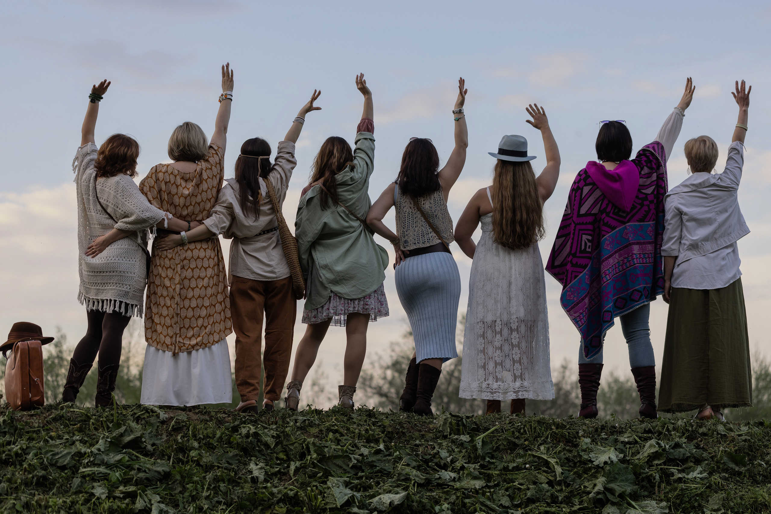 Группа женщин на природе, смеется и обнимается