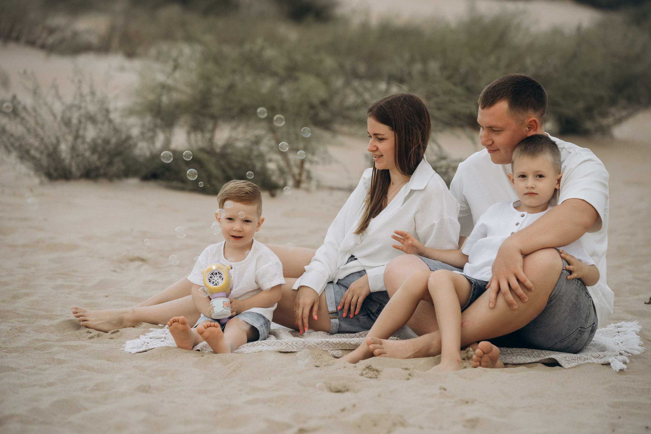 Фотограф Голубицкая поймала эмоцию – старший сын восторженно показывает маме и папе найденную ракушку  
