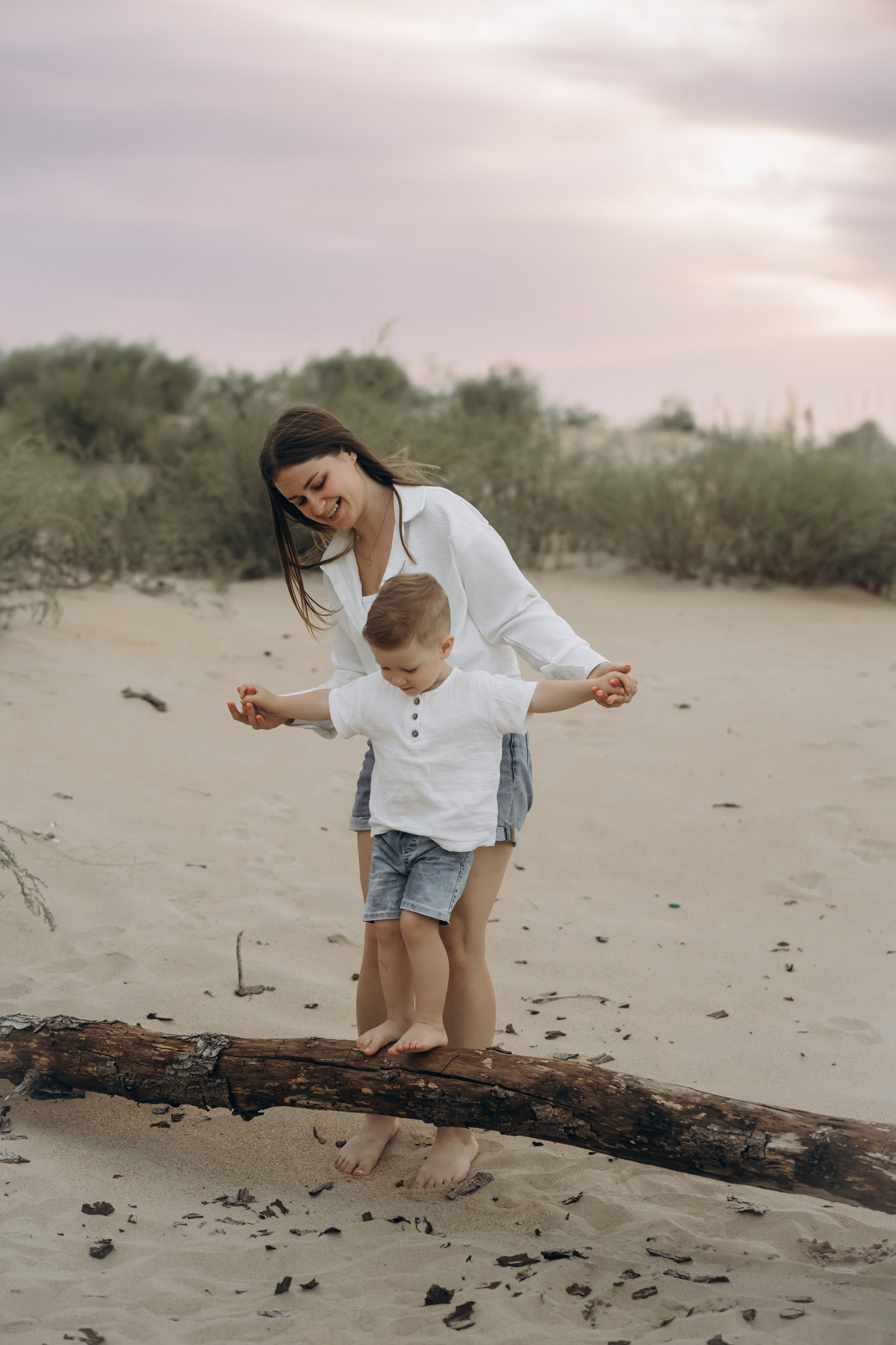 Вечерние ритуалы: фотограф Голубицкая сняла, как семья дружно запускает бумажные кораблики  