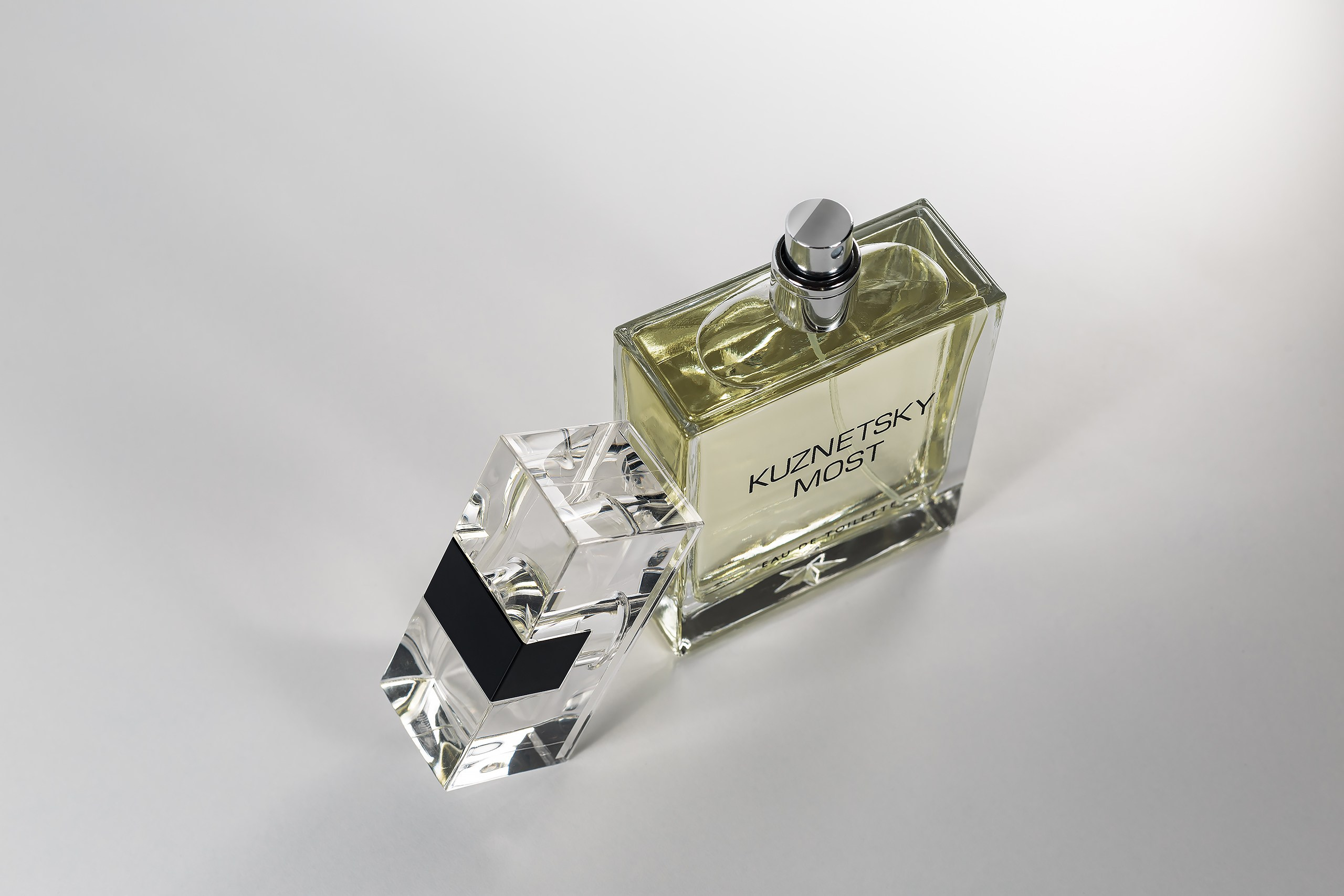 Туалетная вода флакон предметное фото