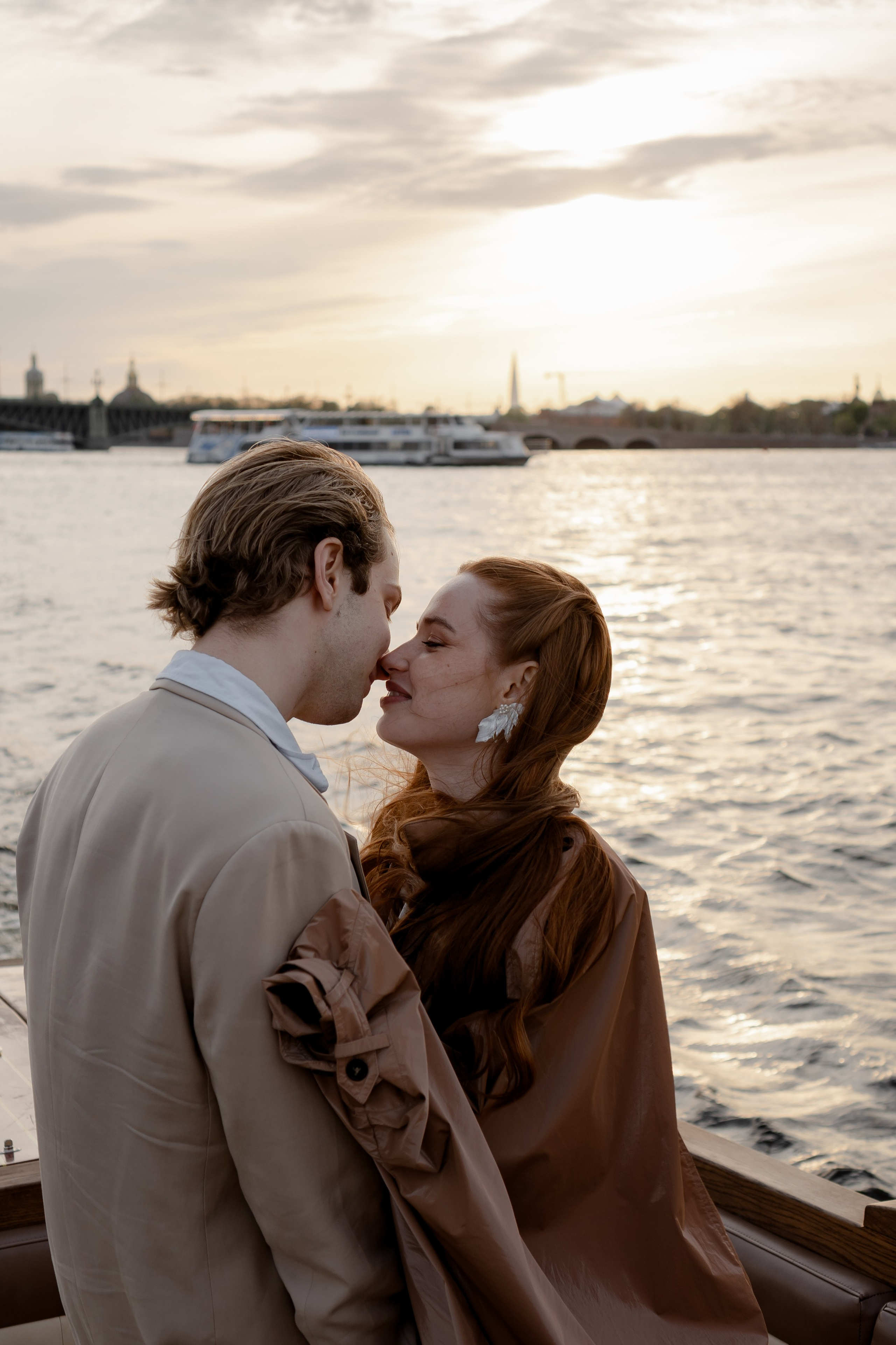 СВАДЕНБНАЯ СЬЕМКА НА КАТЕРЕ ПО КАНАЛАМ САНКТ-ПЕТЕРБУРГА И В АКВАТОРИИ НЕВЫ. Профессиональный фотограф, Санкт-Петербург — Виктория Богомолова