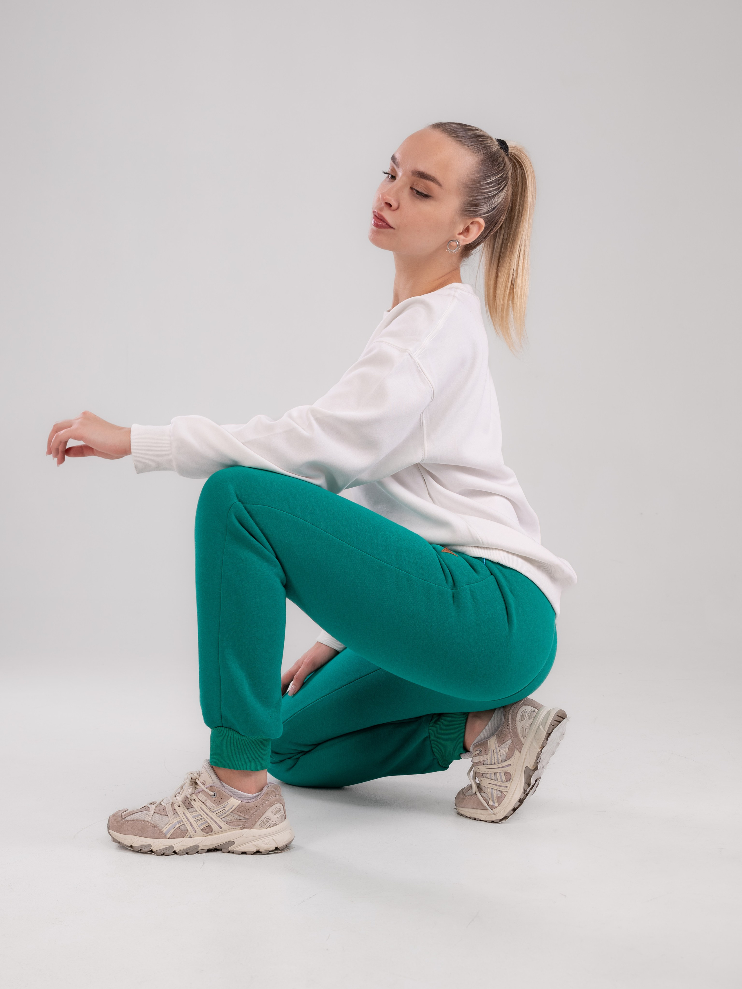 Спортивные костюмы и брюки с большой палитрой цветов!. Предметный фотограф, фото для маркетплейсов Пятигорск, КМВ