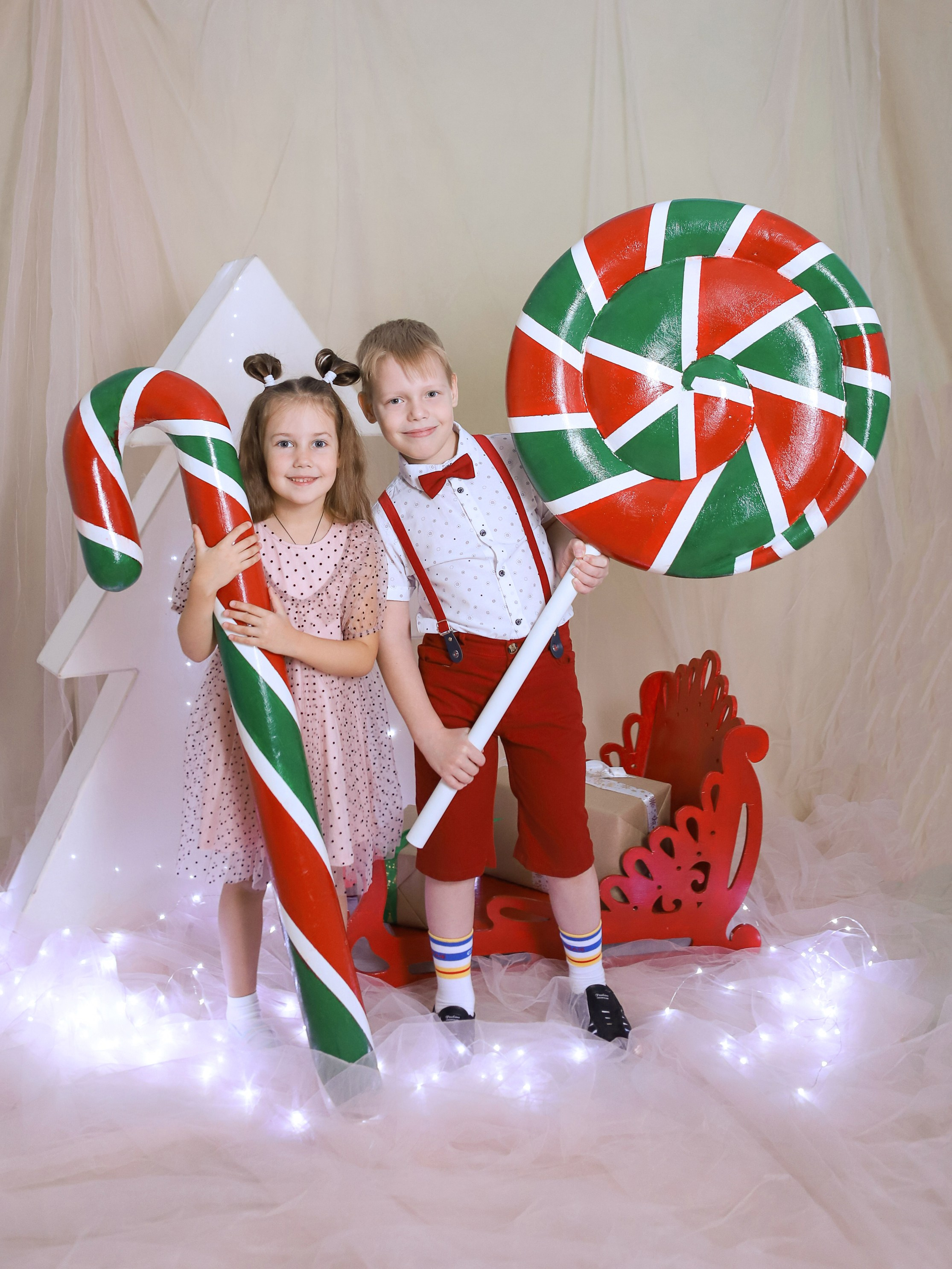 Общее фото в детском саду с выездным реквизитом в Тюмени. Выпускные альбомы в Тюмени для школ, садов, вузов спортивных секций