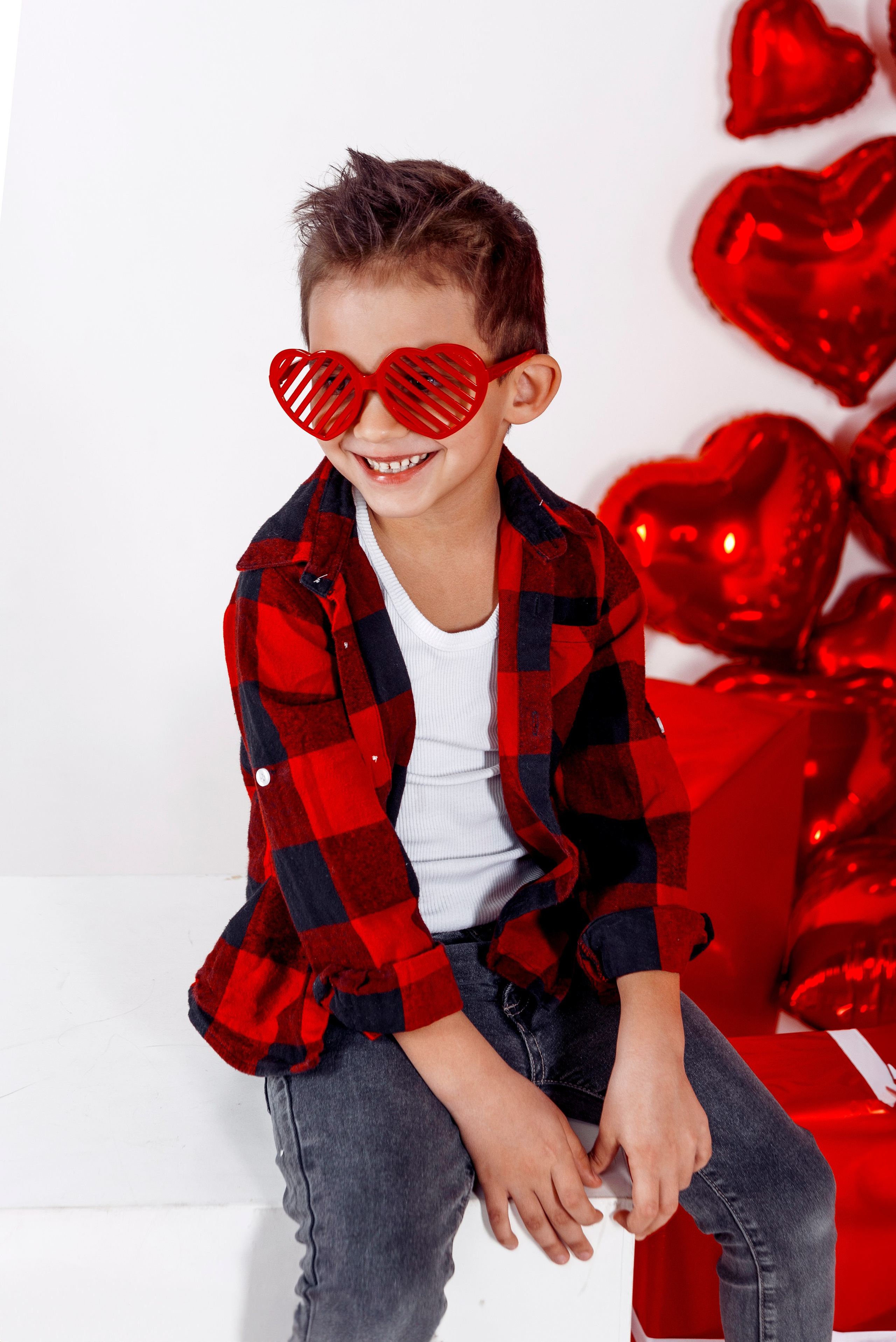 Детская фотосессия с красными сердцами в фотостудии Сочи. Детский студийный фотограф Сочи