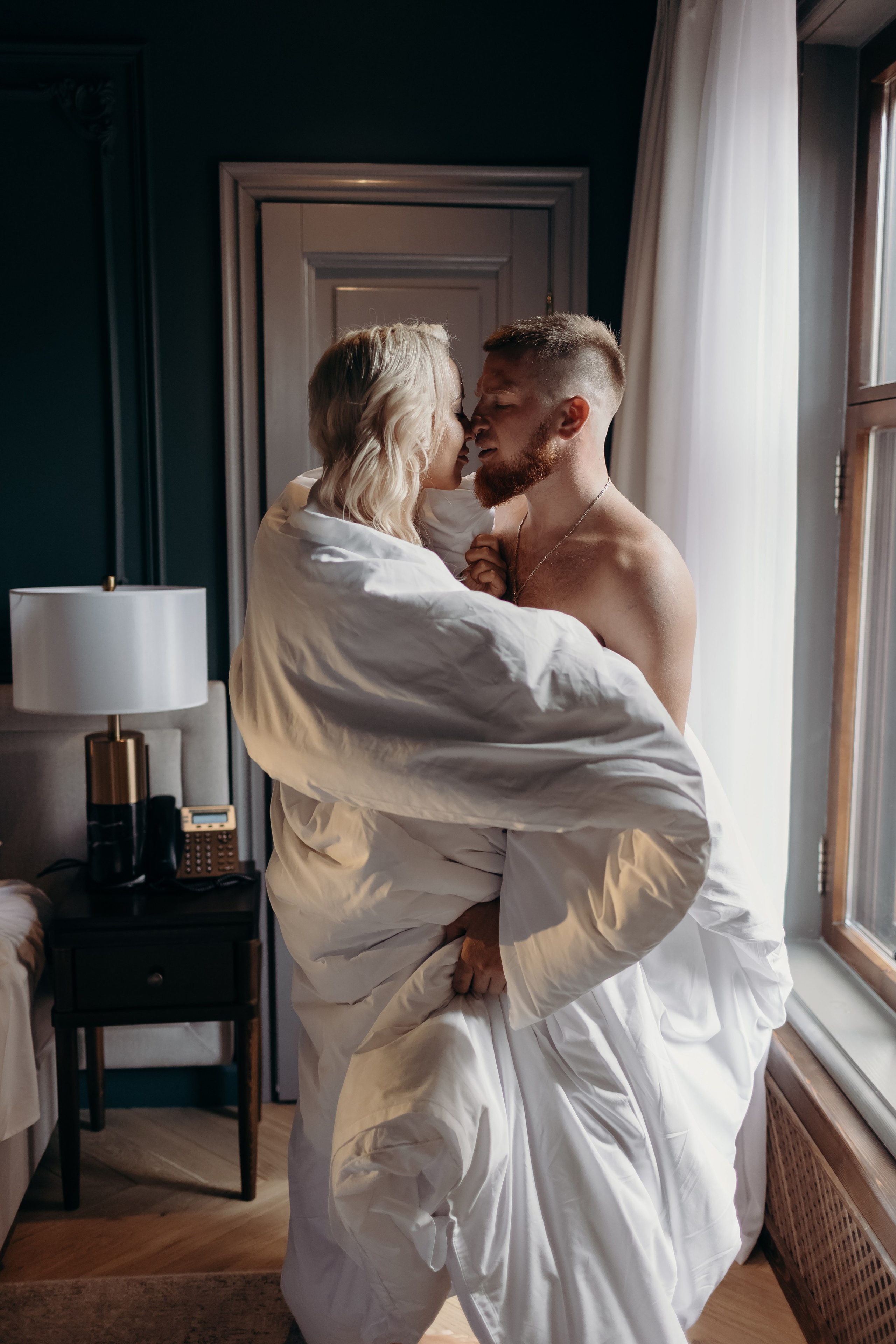 Александр и Елена (сборы, ресторан). Фотограф свадебный семейный в Красноярске Шукшина Наталья