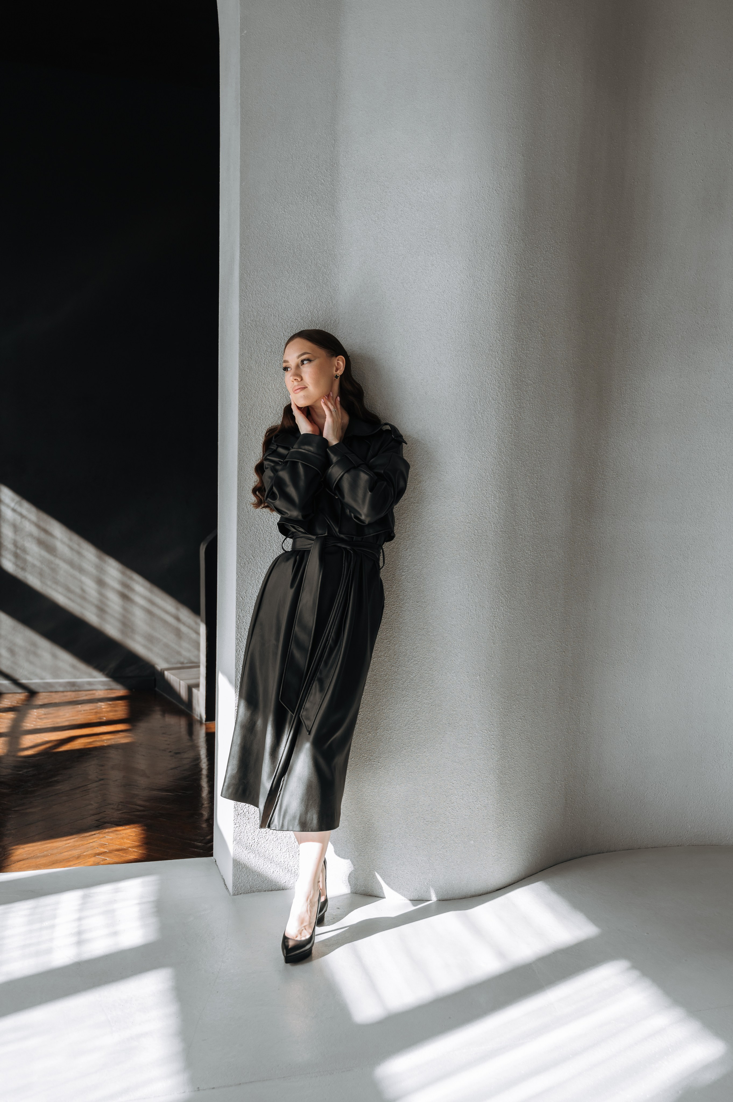 Настя — фотосессия в темной студии с хрустальной люстрой. Портретный и семейный фотограф в Екатеринбурге Мария Чахеева