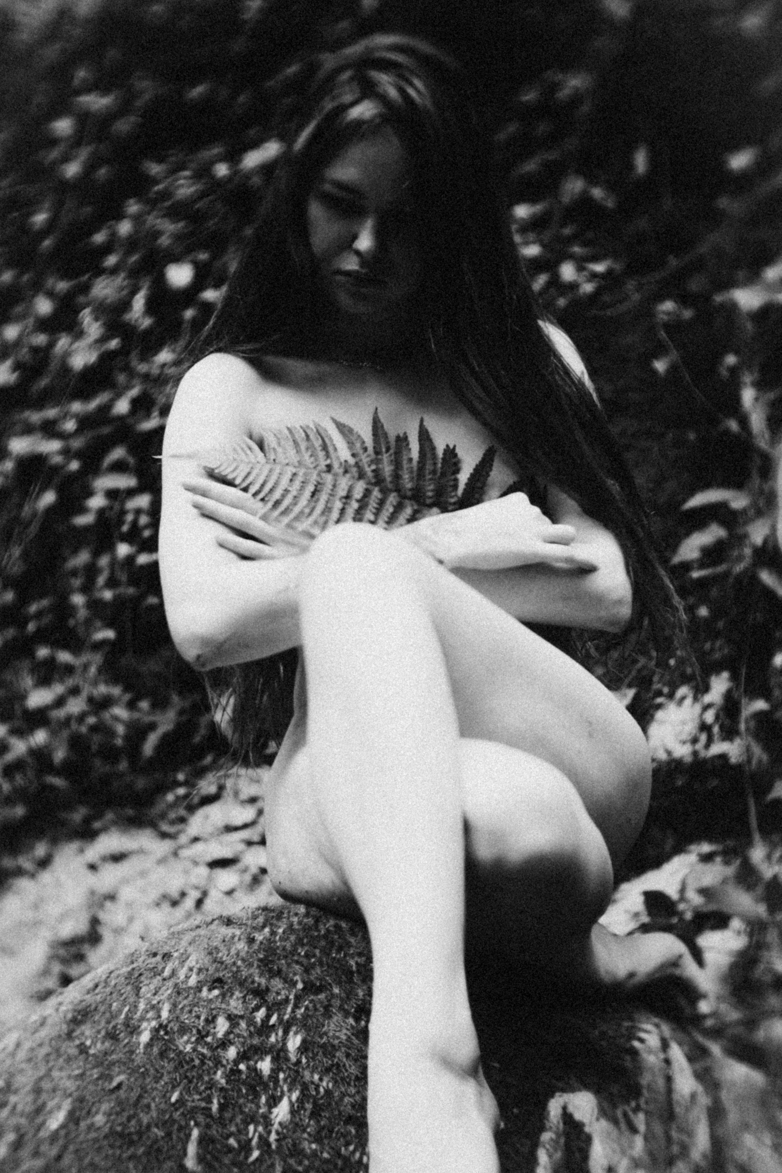 Обнаженная фотосъёмка в лесу