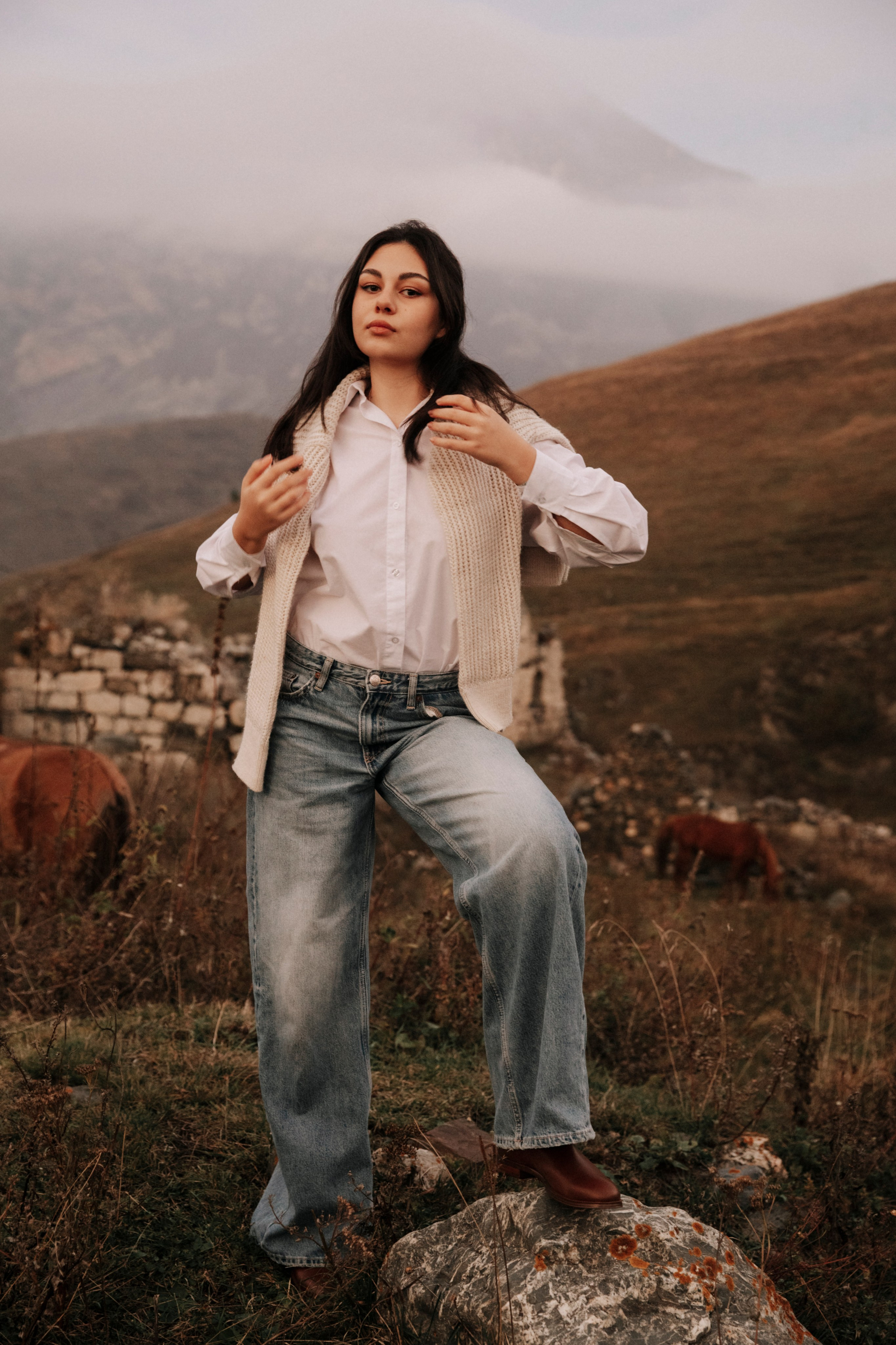 фотосессия с лошадью, фотосессия, лошадь, фотосессия в горах, фото с конем, фотография с лошадью, фотосессия, горы, Кавказ, фотосессия в песках, фотограф Осколкова Ульяна