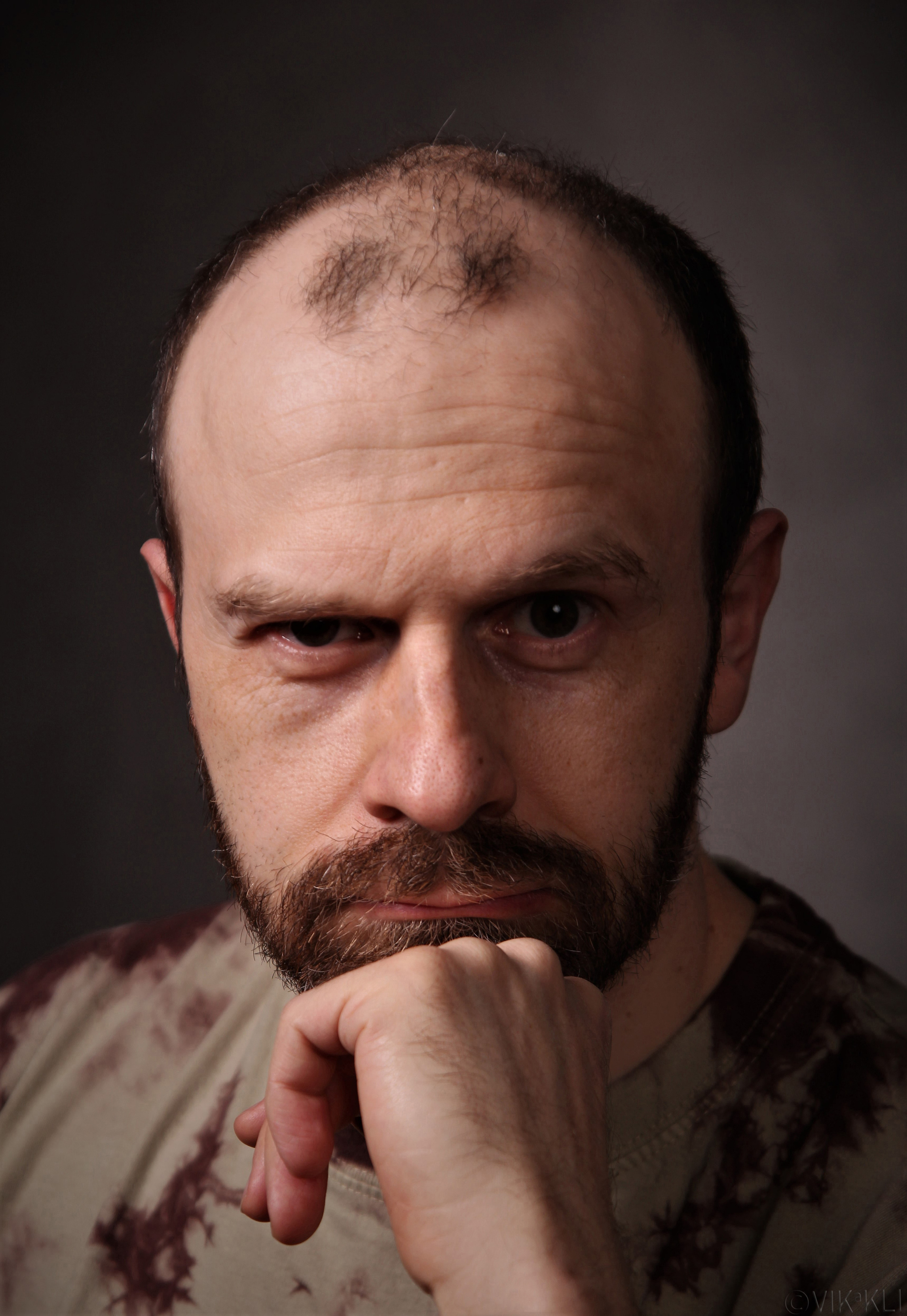 Портрет мужчины в футболке на сером фоне