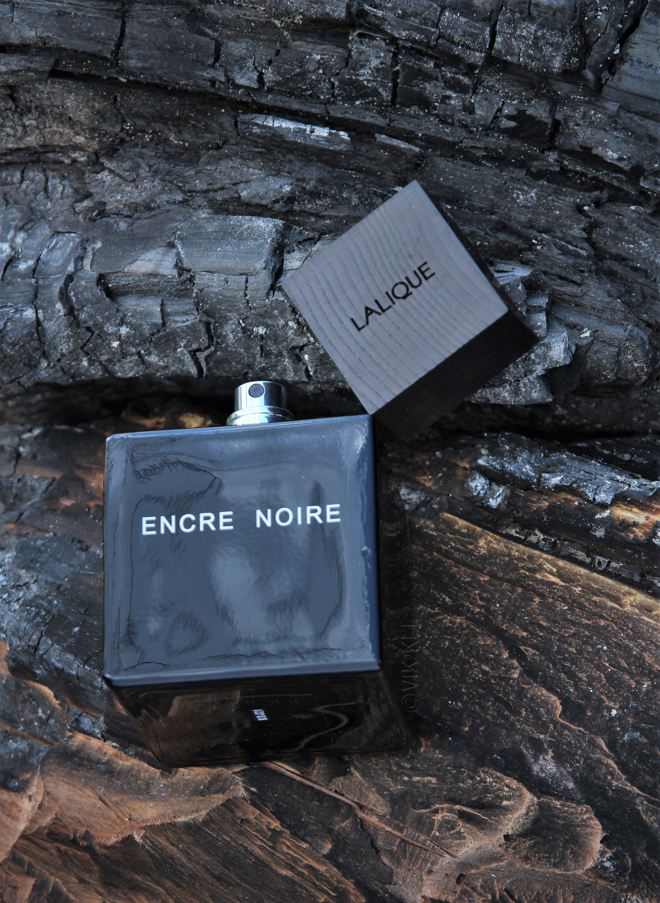 Духи Lalique Encre Noire на древесине. Имиджевое фото.