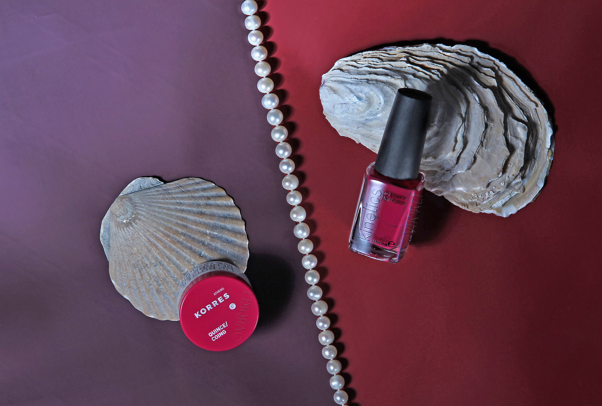 Бальзам для губ KORRES, лак для ногтей Kinetics. Имиджевое фото